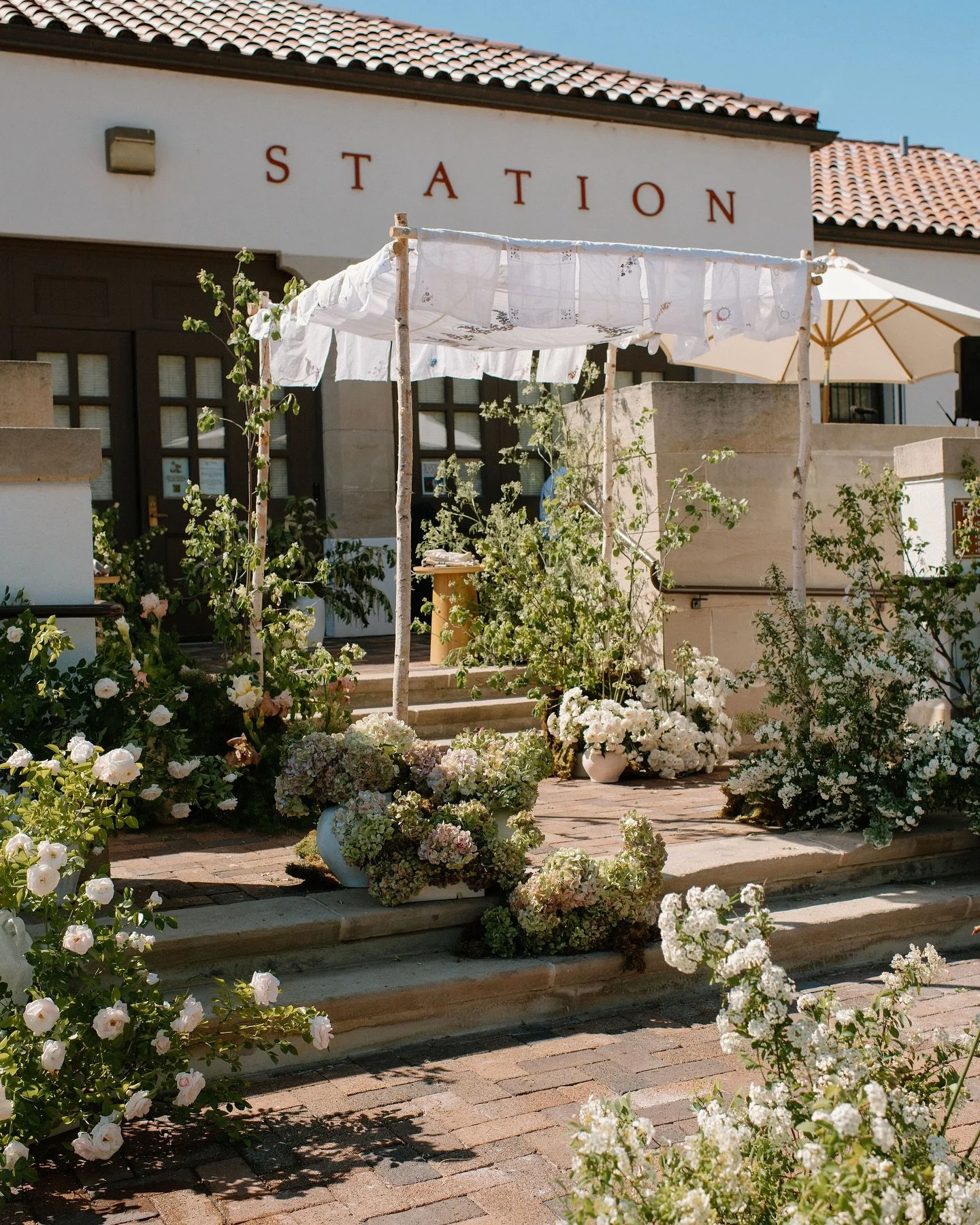 A picture perfect ceremony space for Hannah and Brad 

Planning @emilyaitkenevents 
Photo @peytonrbyford 
Venue @boisetraindepot
Catering @horsewoodcatering