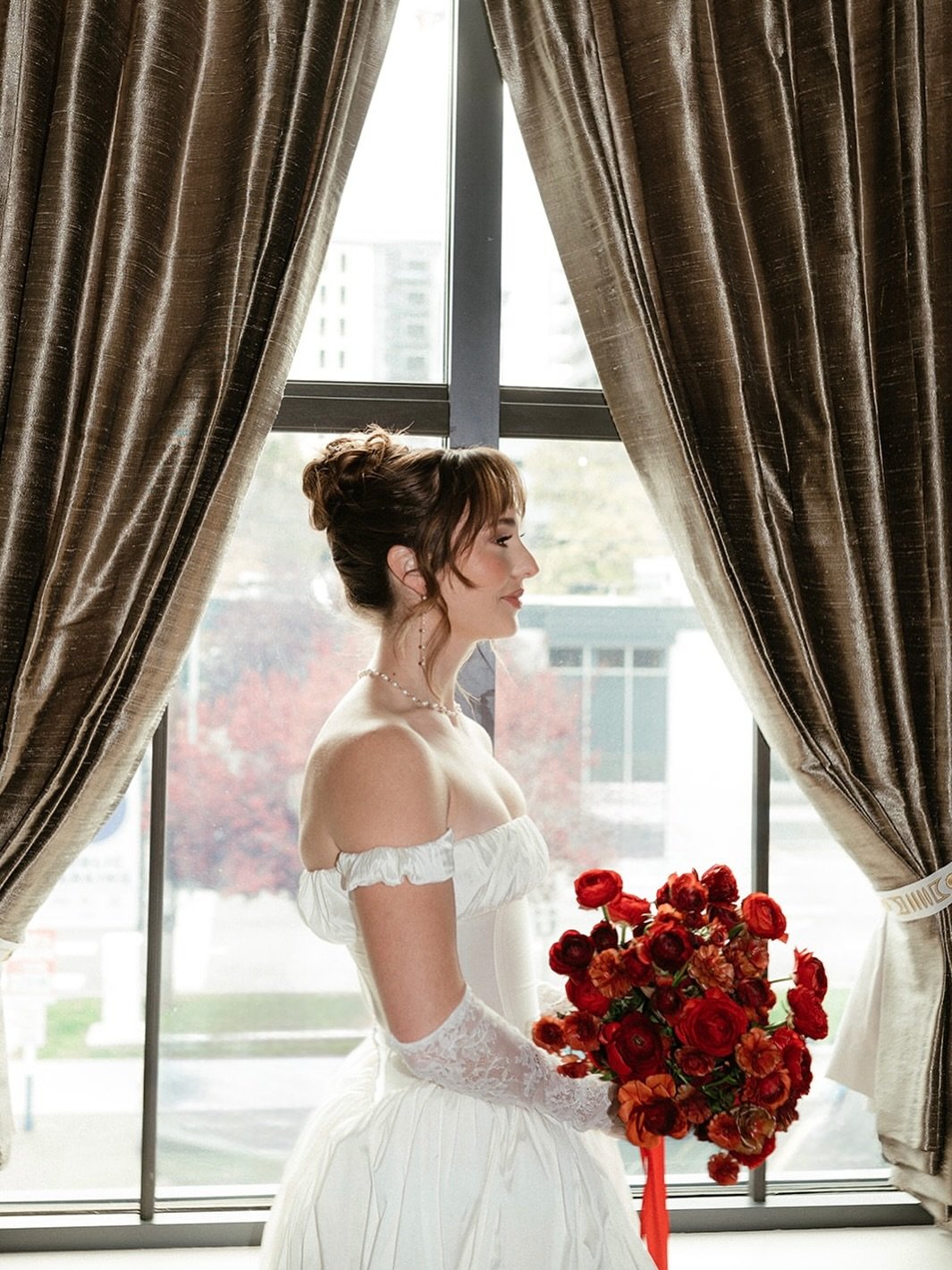 There&rsquo;s nothing I love more than collaborating with other creatives to bring wedding inspiration to life. ✨ 
Styled shoots are where ideas come alive, a space to experiment, refine, and dream big. Every detail, every texture, every bloom tells 