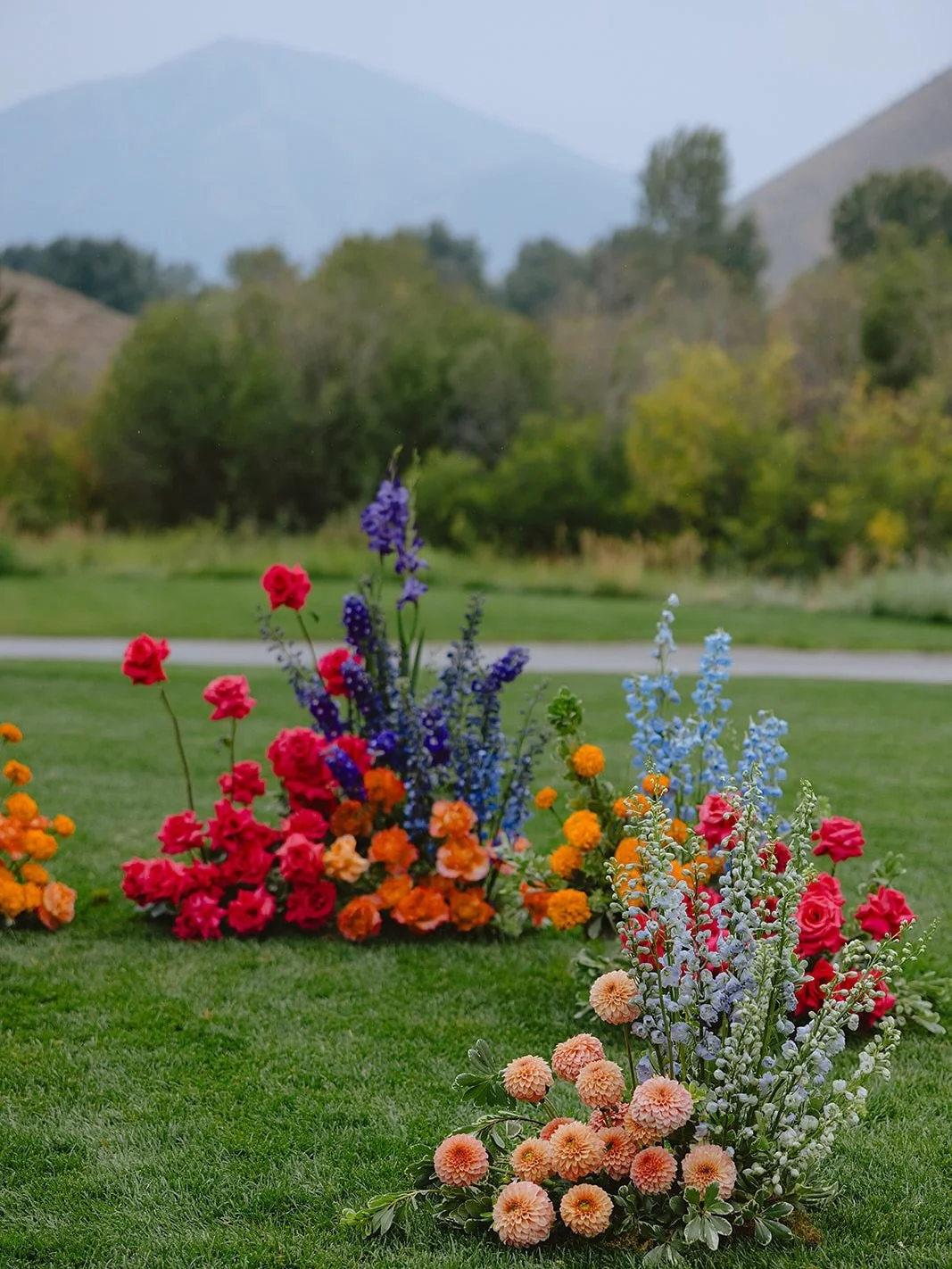 Sun Valley in the fall&hellip; there&rsquo;s just nothing like it 🍂✨ A moody mountain day, the sweetest couple, and a color palette that lit up the entire valley. These blooms were a dream to design with, rich dahlias, ranunculus, delphinium blues, 