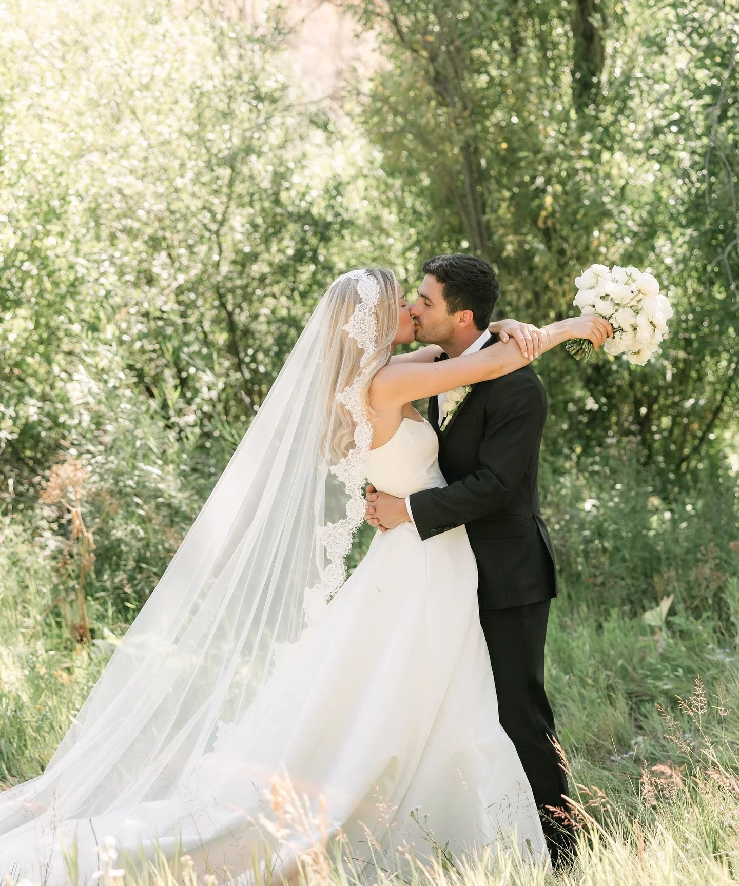 A Sun Valley wedding dream brought to life 🤍
Masses of antique green hydrangea, lush peonies, and delicate cosmos set the tone, with en masse bridesmaids&rsquo; bouquets creating the most breathtaking floral moment. A cake truly to die for, a bride 