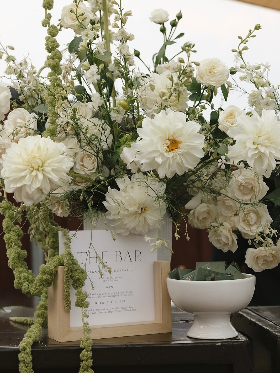 Nothing quite like taking your guests on a gondola rise to the mountaintop to witness your I do ☁️

Cloud-top vows at the Roundhouse, followed by dinner under the stars at River Run.
 For Hayley &amp; Daniel, we leaned into organic, airy floral textu