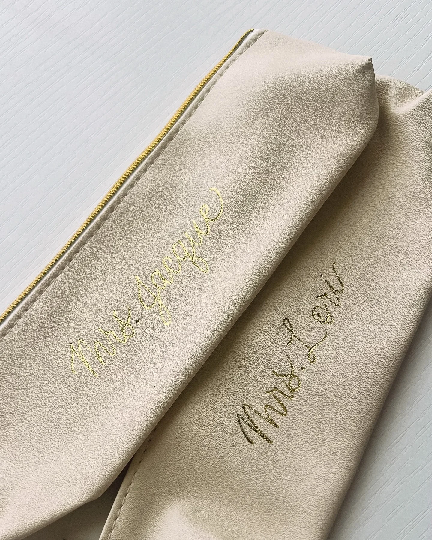 Adding new creative skills was one of my goals this year, and hot foil has quickly become one of my favorites.✨

I made these personalized pencil pouches for a few Teacher Appreciation gift boxes over at @desertbloomgiftco, and I love how they turned