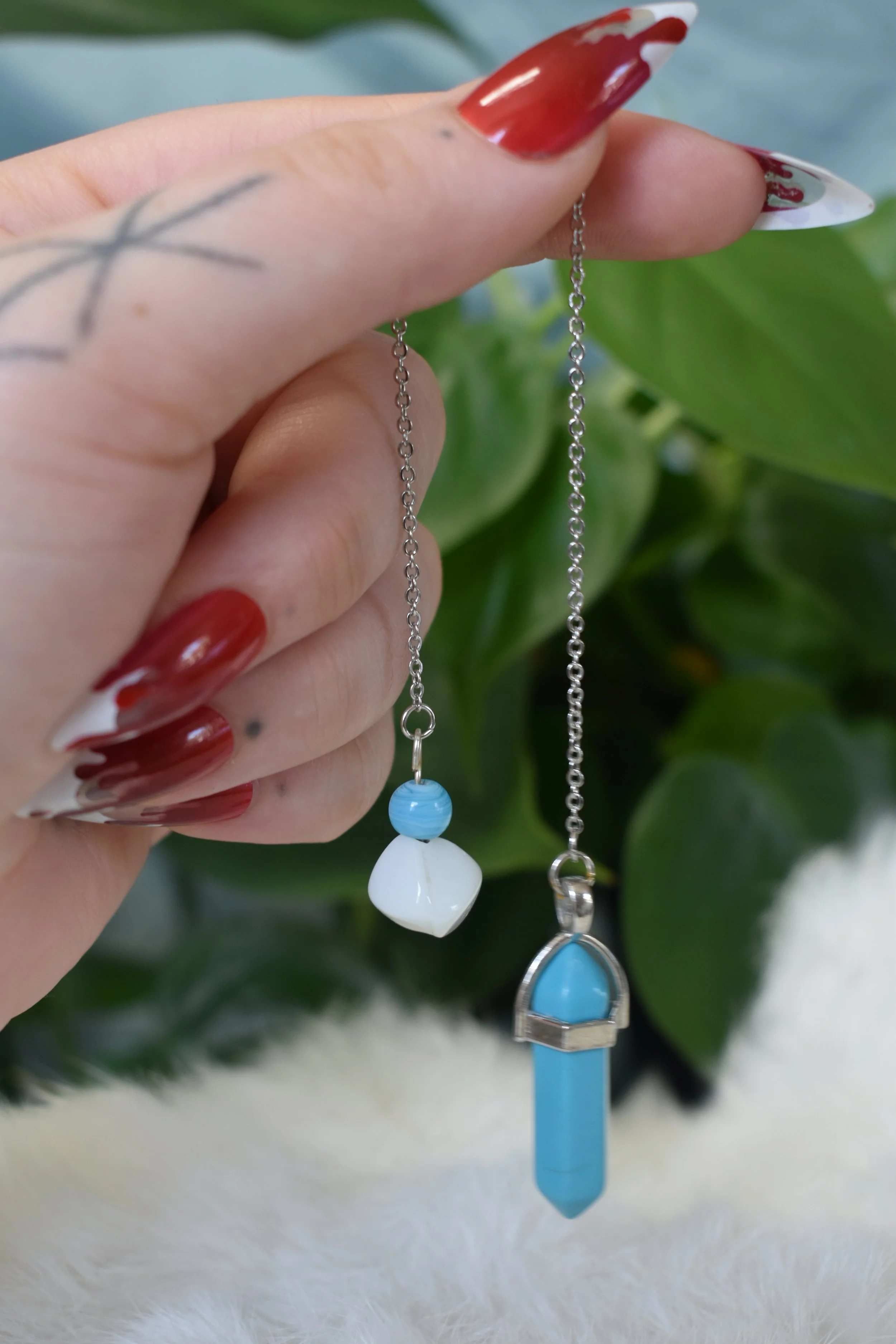 Dyed howlite and glass beads accent