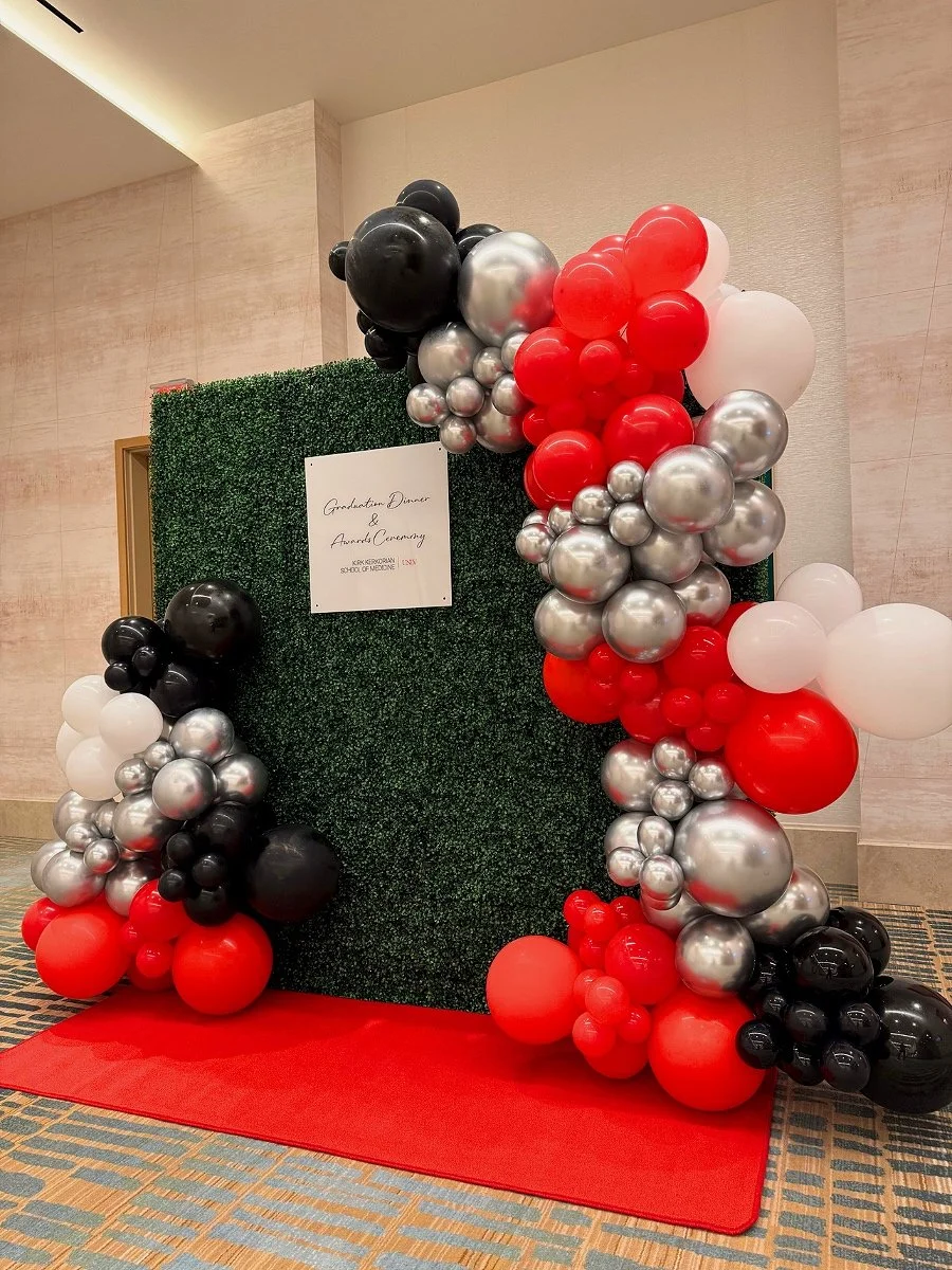 BOXWOOD HEDGE WALL 8FT X 8FT W/ BALLOON GARLAND & RED CARPET