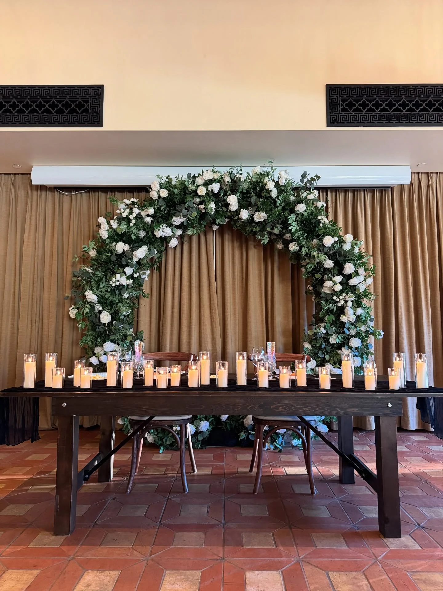 A breathtaking and botanical flower arch. White roses, eucalyptus, and dark green foliage make our Capture The Love flower arch a show stopper! 🕊️ Perfect for wedding ceremonies, sweetheart tables, proposals, or hang a sign on it and use it as a pho