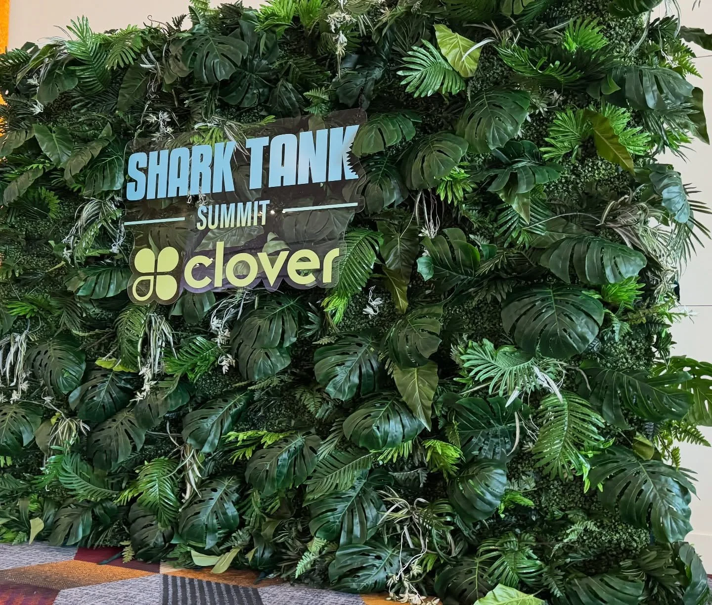 A fun and fabulous tropical green wall! 🌴 This versatile army green tropical wall has an assortment of lush green foliage. Dress it up with florals and an on trend neon sign! Our Island Breeze tropical green wall is perfect for birthdays, baby showe