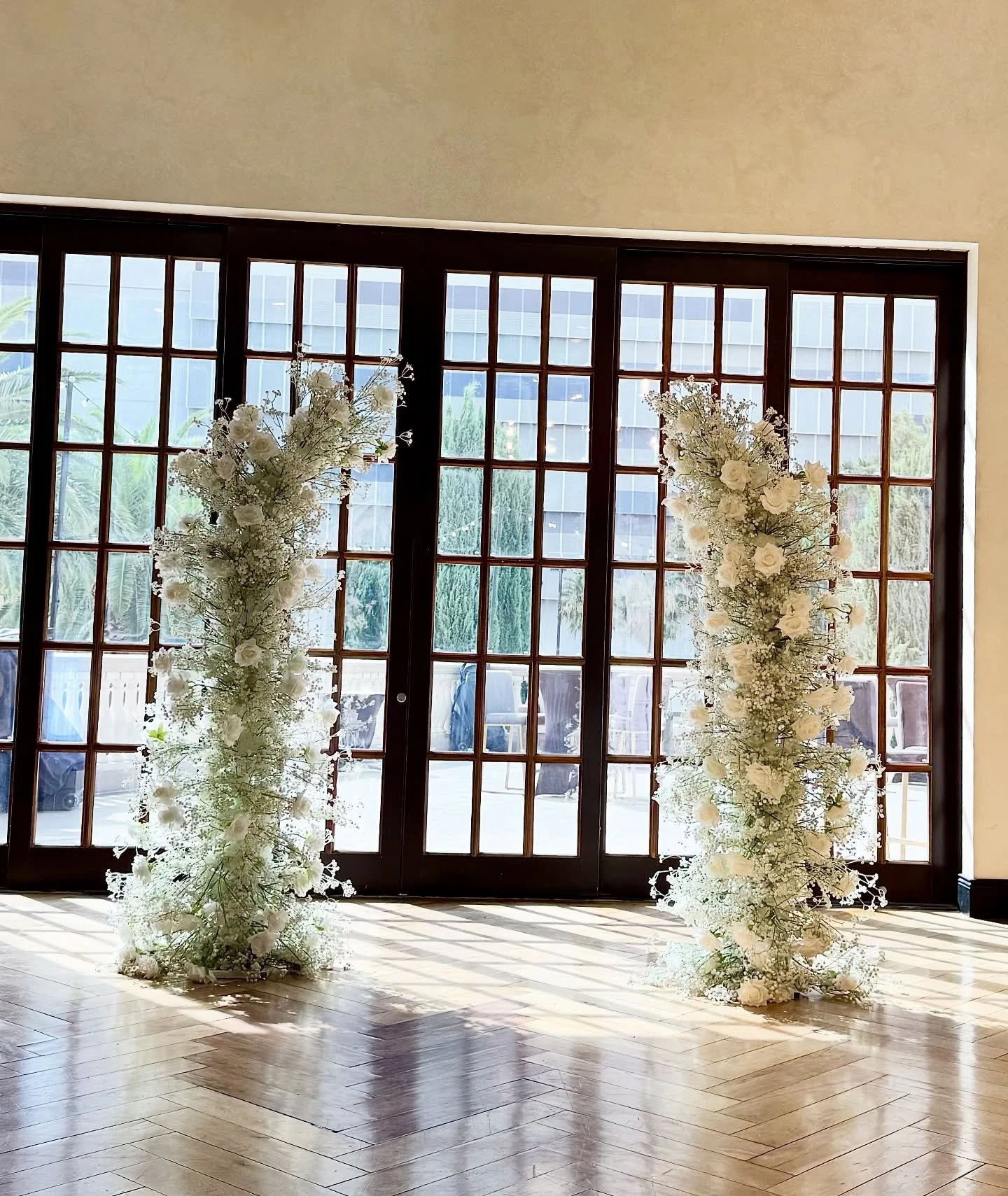 An elegant and on trend baby&rsquo;s breath horn flower arch. 🕊️ White roses and baby&rsquo;s breath make our Love Wins flower arch a show stopper! Perfect for wedding ceremonies, sweetheart tables, proposals, corporate events, and bridal showers. P