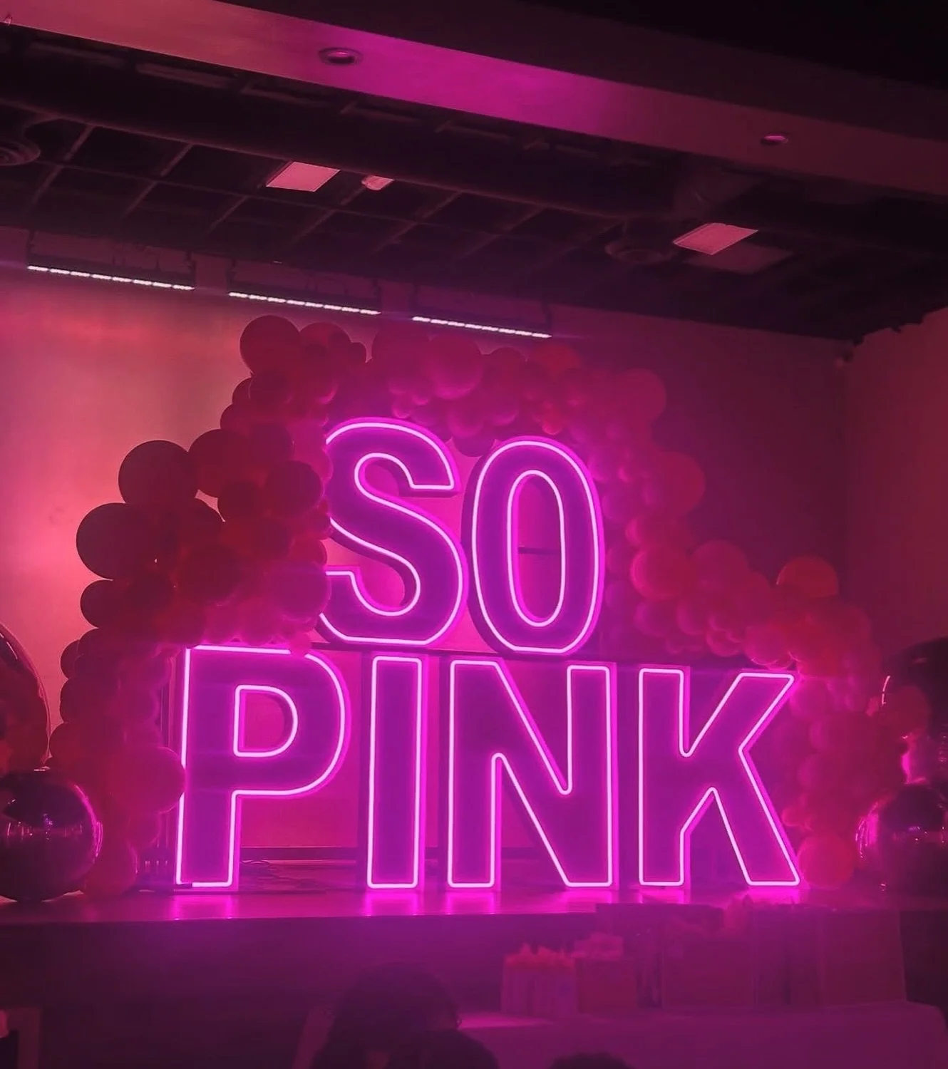 Color changing Neon Marquee Letters and Numbers make the perfect party prop for weddings, birthdays, graduation, corporate events, engagements, and anniversary celebrations! 🌈 Set them up next to a flower wall, balloon decor, or on their own. 4ft ta