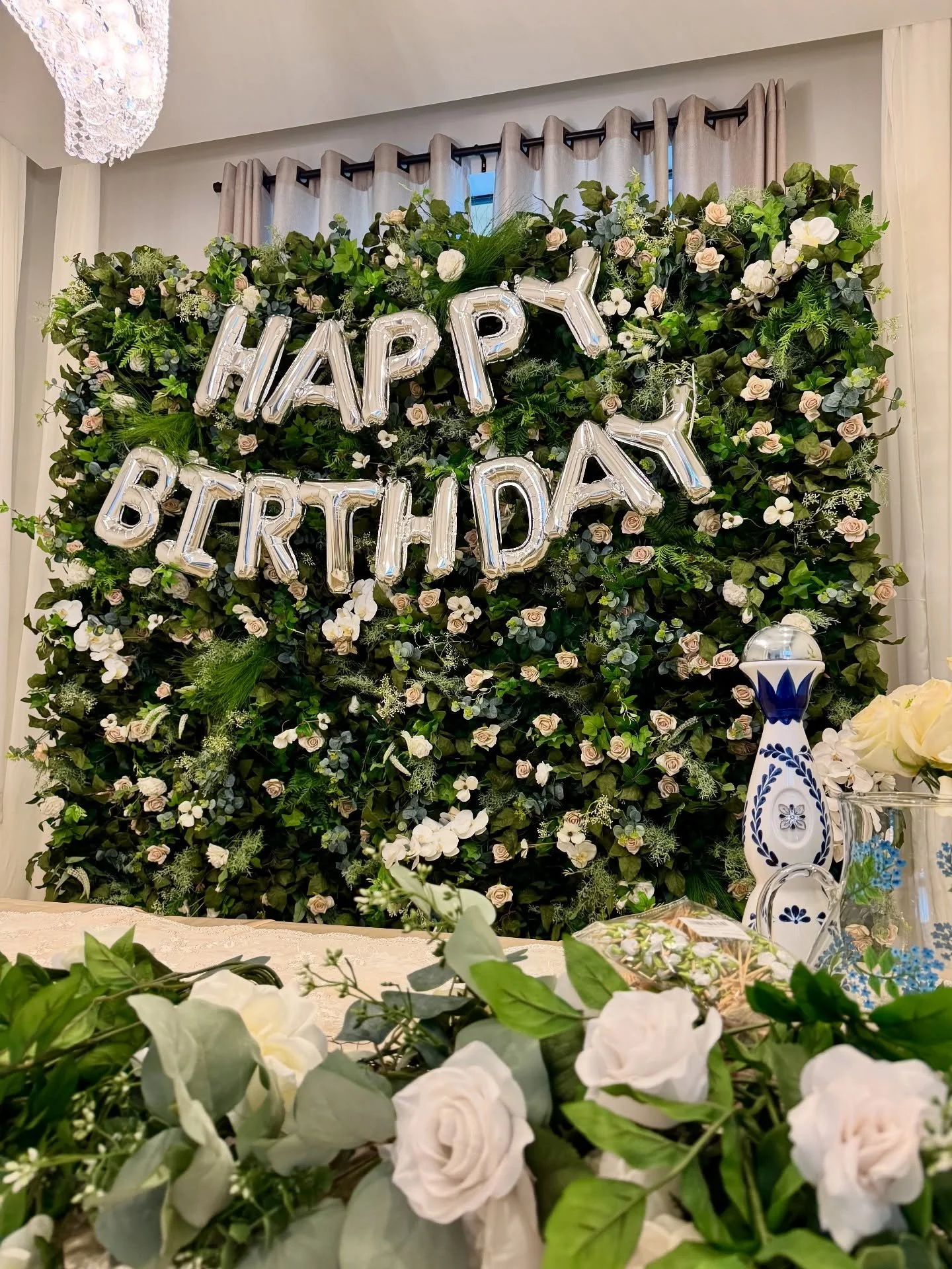 An exquisite white, ivory and nude flower wall filled with roses, peonies, orchids, cosmos and lush green foliage. 🤍💕 Our Florenza flower wall, is the perfect choice for weddings, bridal showers, birthdays, baby showers, and corporate events. Desig
