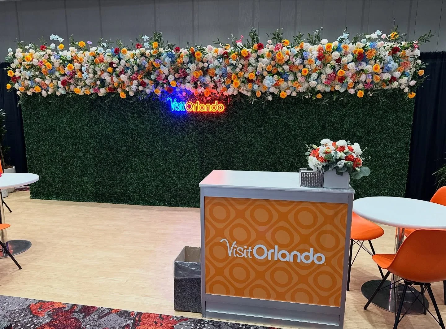 We love that our boxwood hedge green wall is extremely versatile and can be used for all occasions! Our client dressed up an 8x20ft Boxwood Hedge with spring florals across the top for their Visit Orlando booth at @caesarsforum. 💐 Have an upcoming c