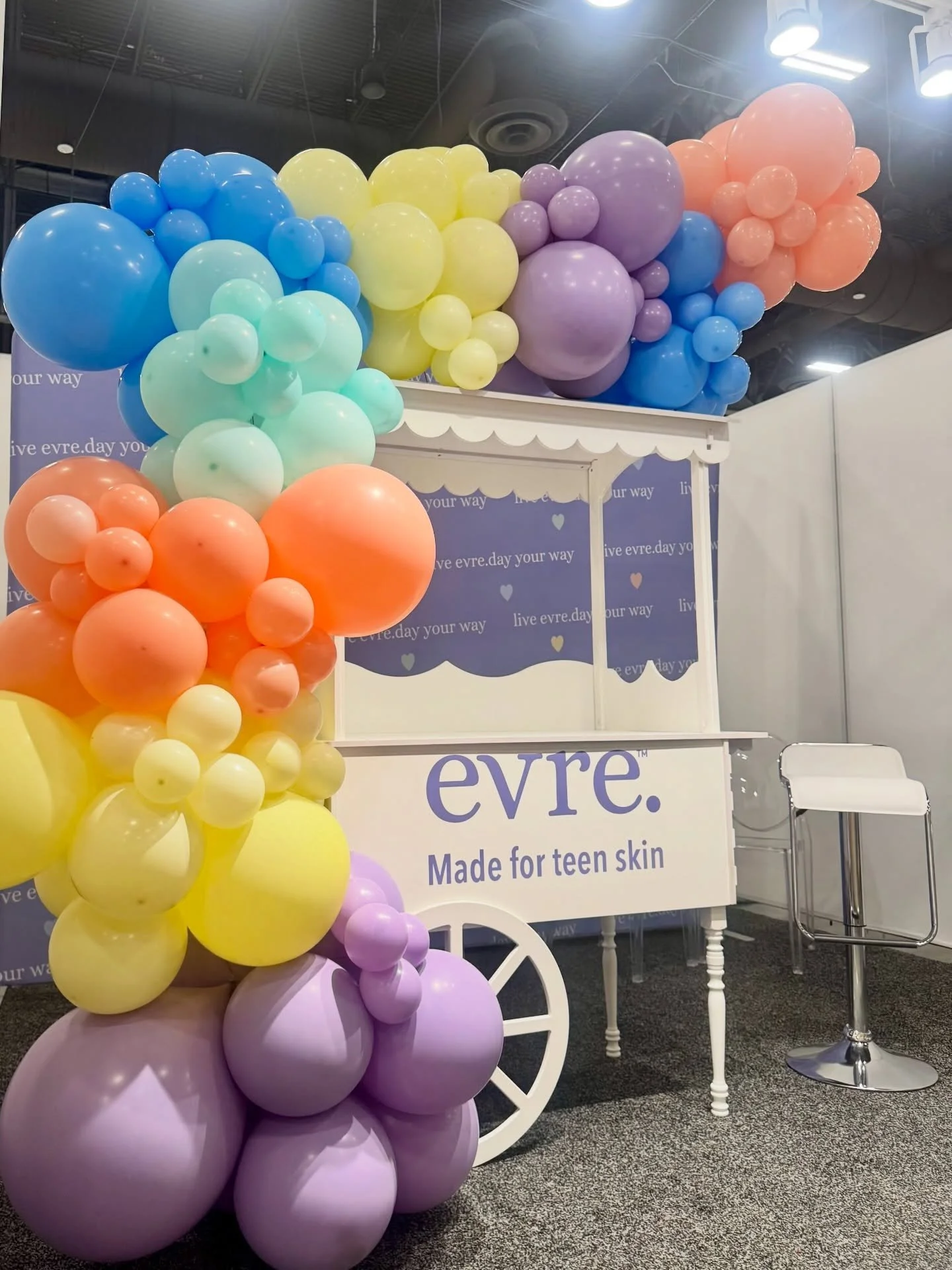 Adorable vintage Candy Carts make the perfect party prop for birthdays, baby showers, weddings, corporate events, and bridal showers! 🍭 Add on a custom name or logo decal, and balloon garland for a personalized touch. Designer Flower Walls #flowerwa