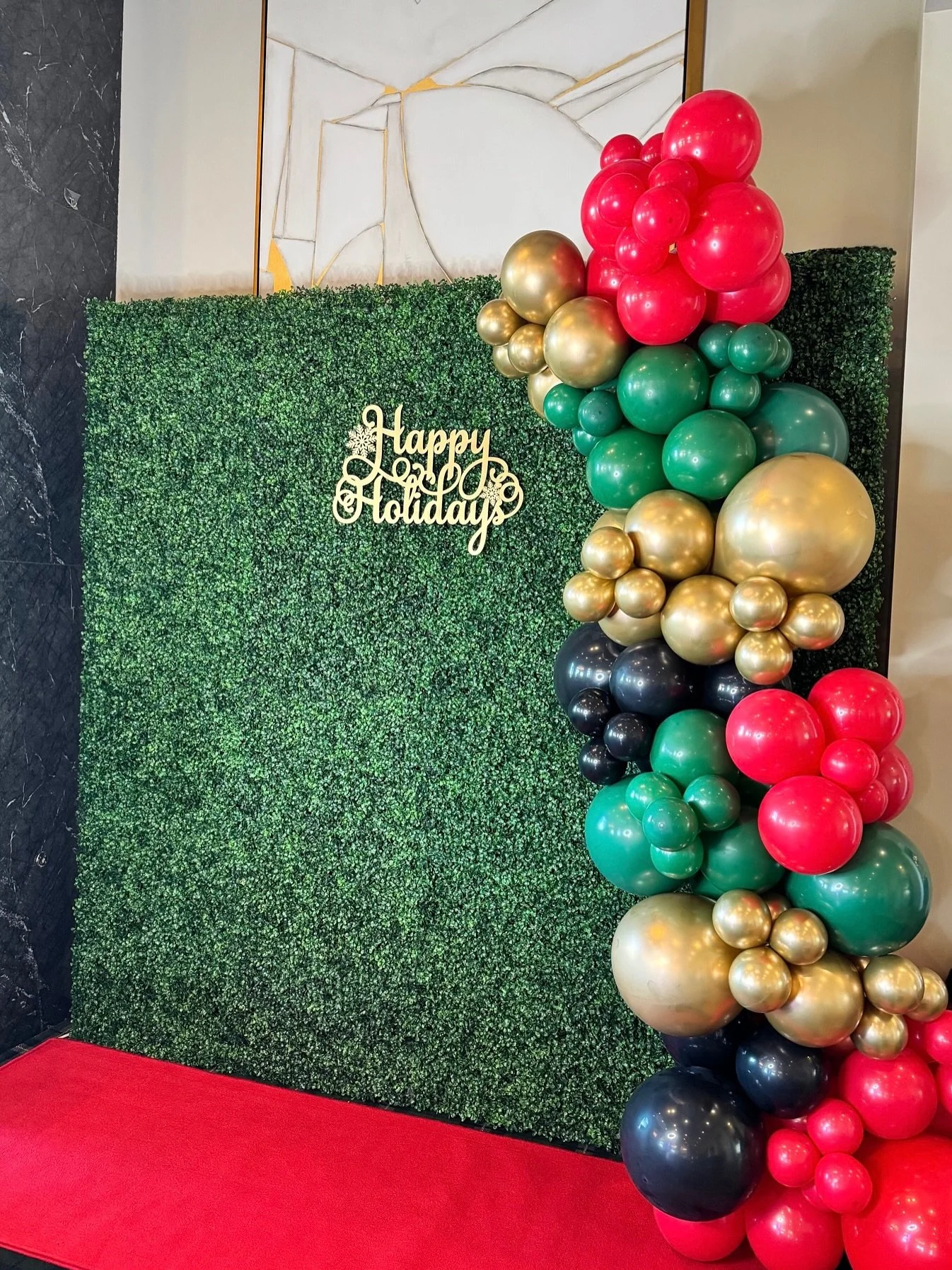 Our timeless Boxwood Hedge wall provides a dense, lush and natural look. 🎄🎅🏼 Extremely versatile and can be used for all occasions! Dress up our Boxwood Hedge wall with real or faux flowers and a sign. Designer Flower Walls #flowerwallslasvegas