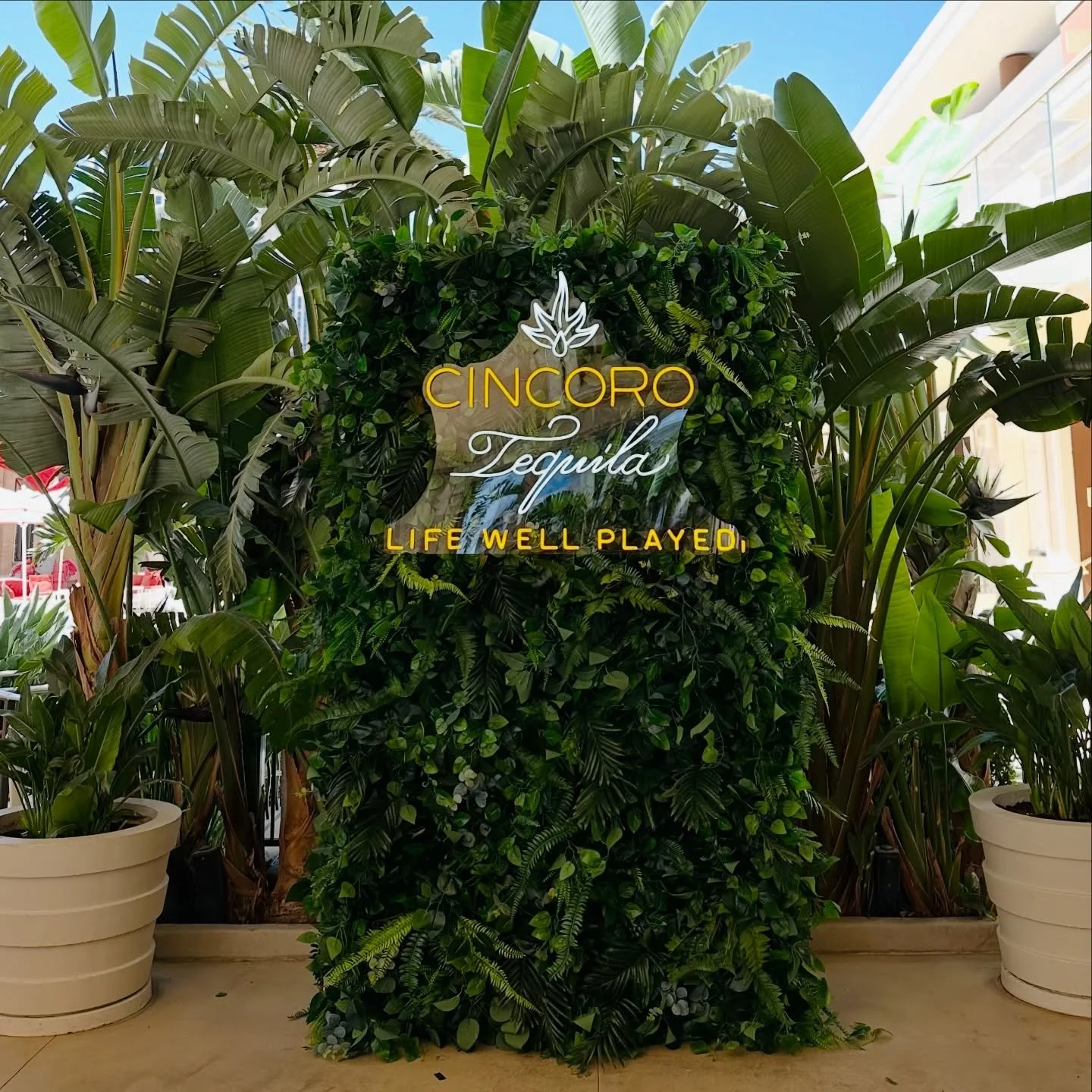 A fun and fabulous jungle wall! 🐅🍃 This versatile army green jungle wall has an assortment of lush green foliage. Dress it up with florals and an on trend neon sign! Our Wild About You jungle wall is perfect for birthdays, baby showers, weddings, a