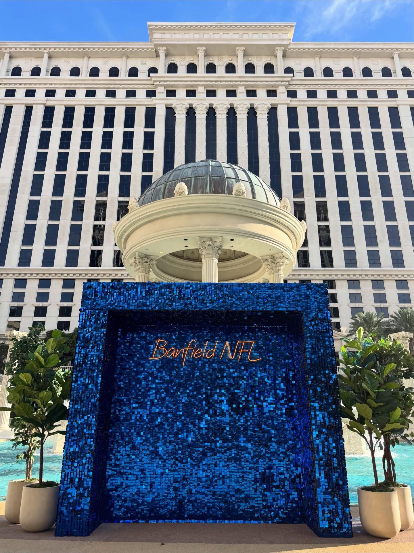 Our 3D Square Open Arch Frame is ideal for adding drama and dimension to your backdrop! 💙 Adorn it with shimmer wall tiles to add texture and shine or paint it with a custom paint color. Set it up in front of your 8x8 backdrop or use it alone for a 