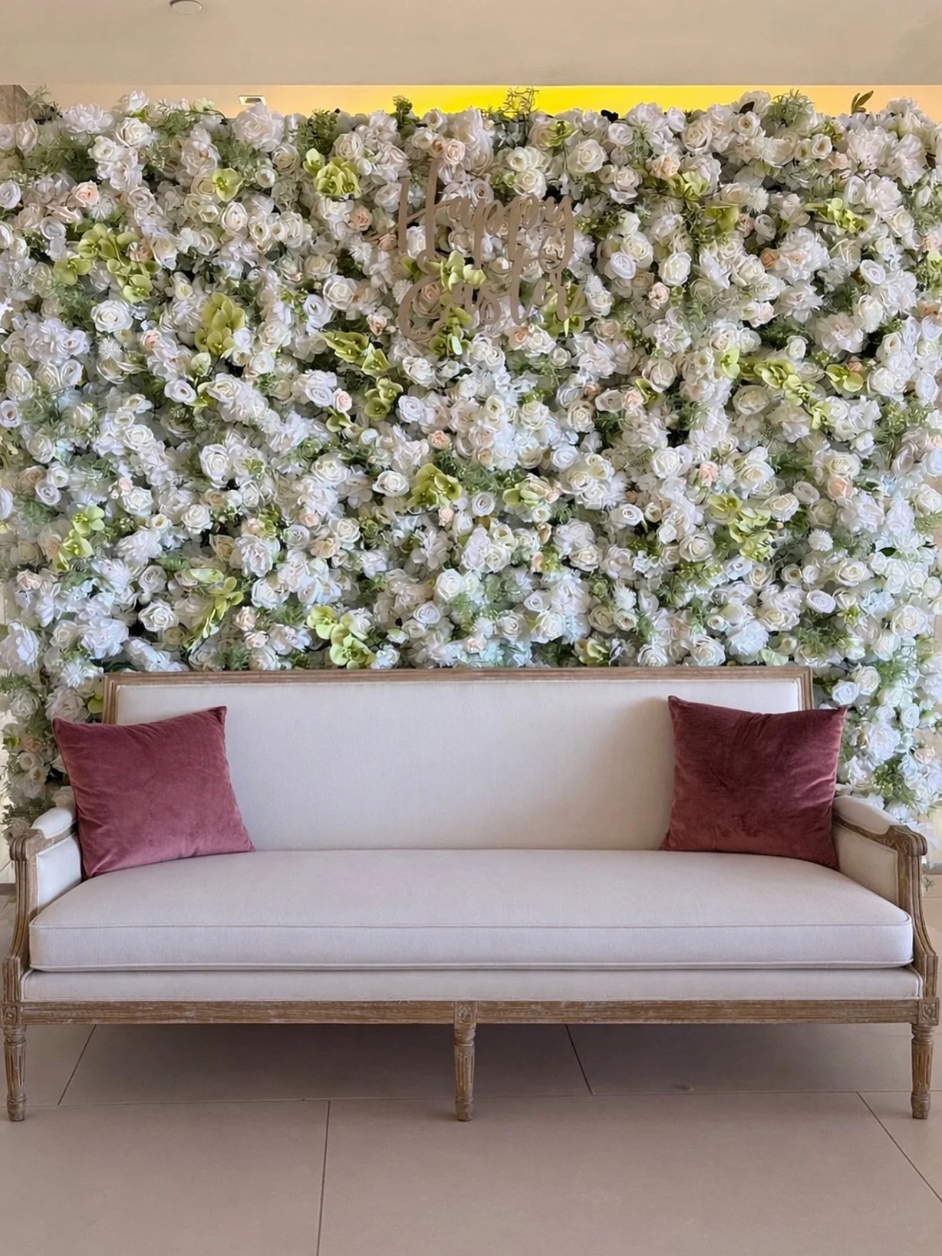 The weather was perfect yesterday for an elevated indoor / outdoor Easter Sunday brunch at @ascayanv, and so was our Infinite Love flower wall!! 🐰💐 A versatile flower wall filled with white, cream, and mint green tone roses, orchids, carnation, and