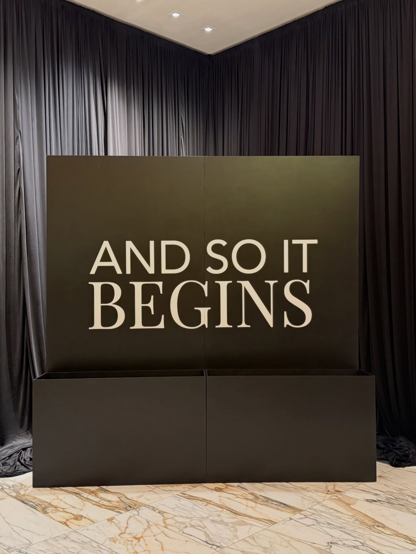 How would you use our stunning new Planter Box? 💭 1) It can be used as an 8x8 (full wall) or an 8x4 (half wall). 2) It&rsquo;s perfect for a welcome sign, seating chart, or a backdrop for photo opportunities. 3) Add on a logo decal or sign and use i