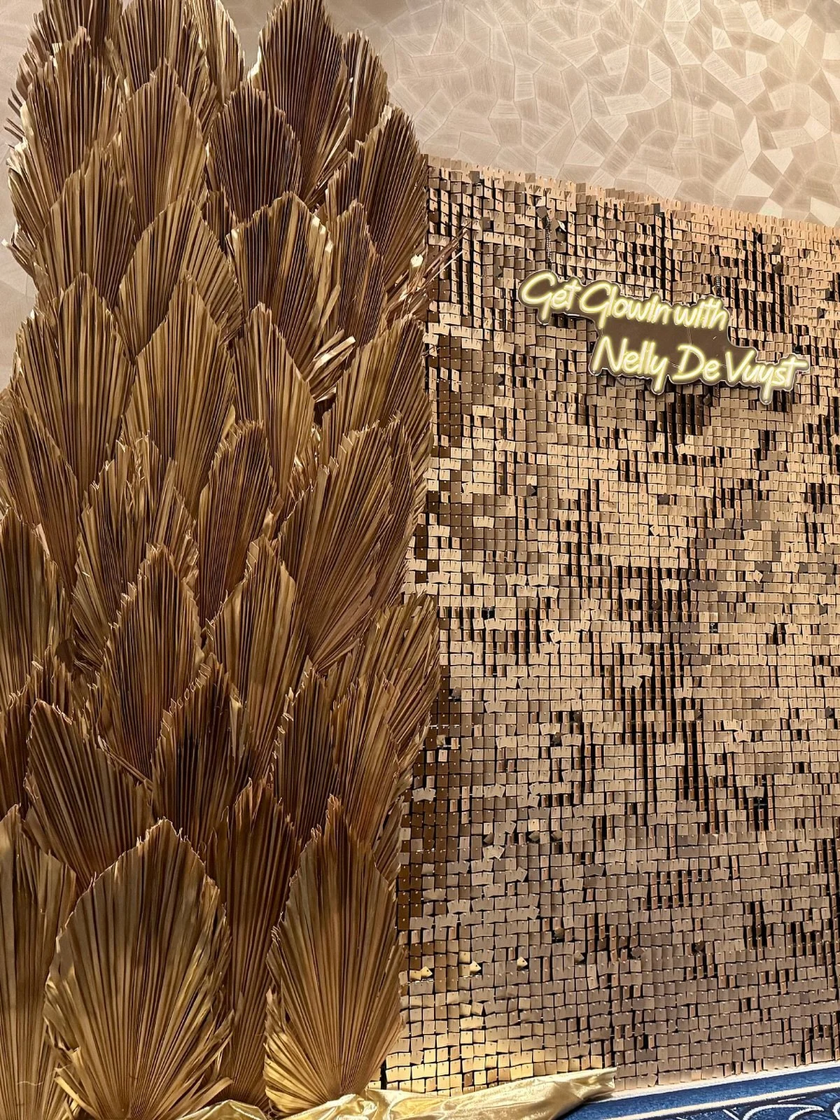 Our new Gold Palm Leaf Display is made of hand painted gold dried palm leaves. Pair it with a shimmer or wooden wall for a stunning 5D backdrop with exquisite texture and shine! ✨ This stunning Gold Palm Leaf Display is perfect for weddings, birthday