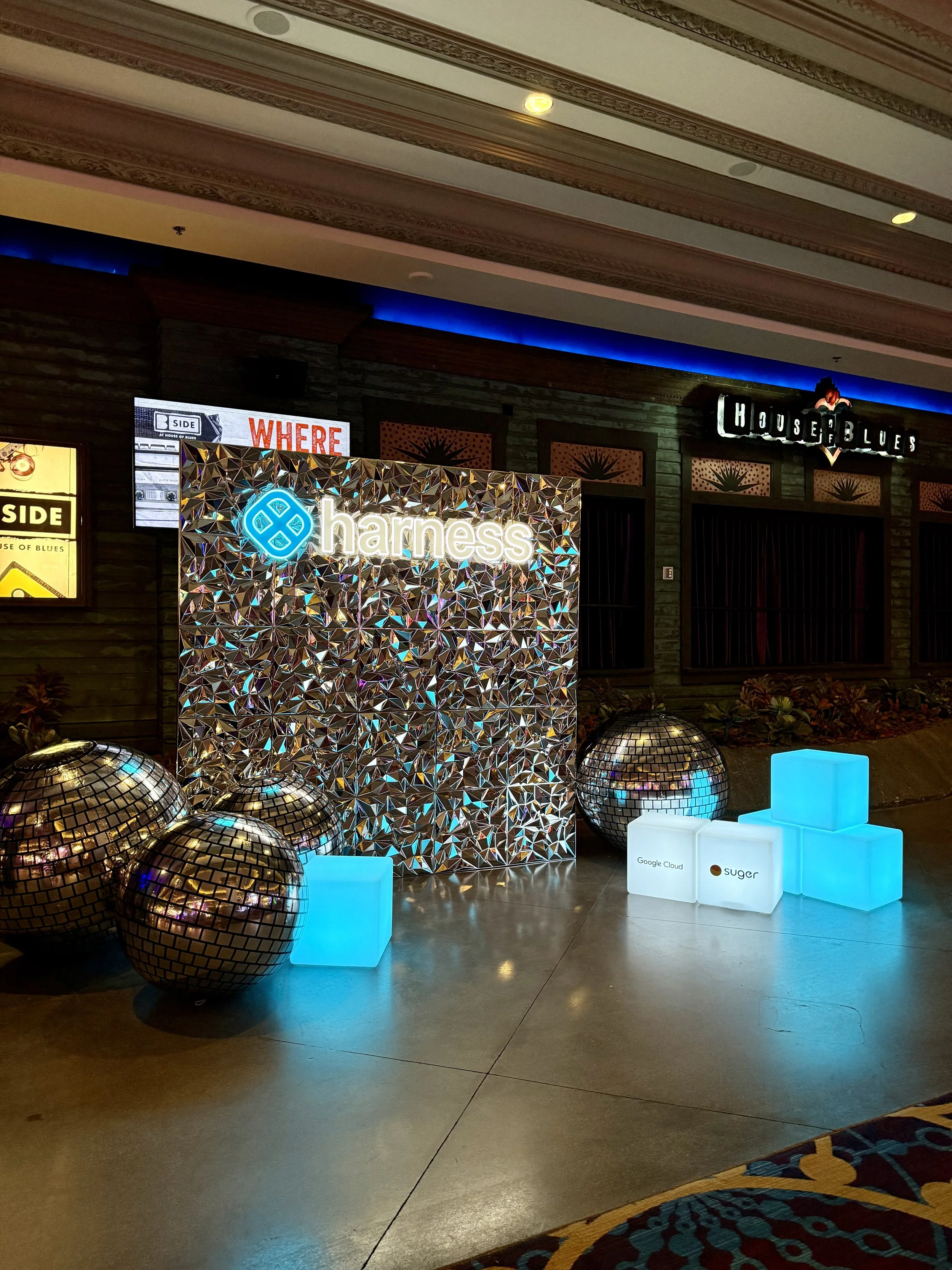 3D GEOMETRIC WALL W/ GIANT DISCO BALLS AND LED LIGHT CUBES