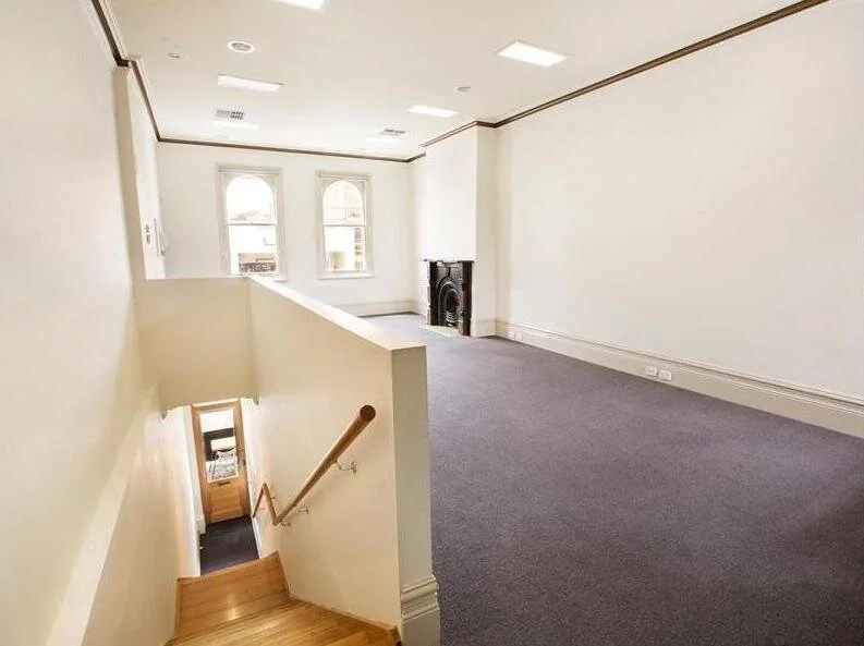  The first floor was transformed to be used as an independent office space with separate access from the street. 