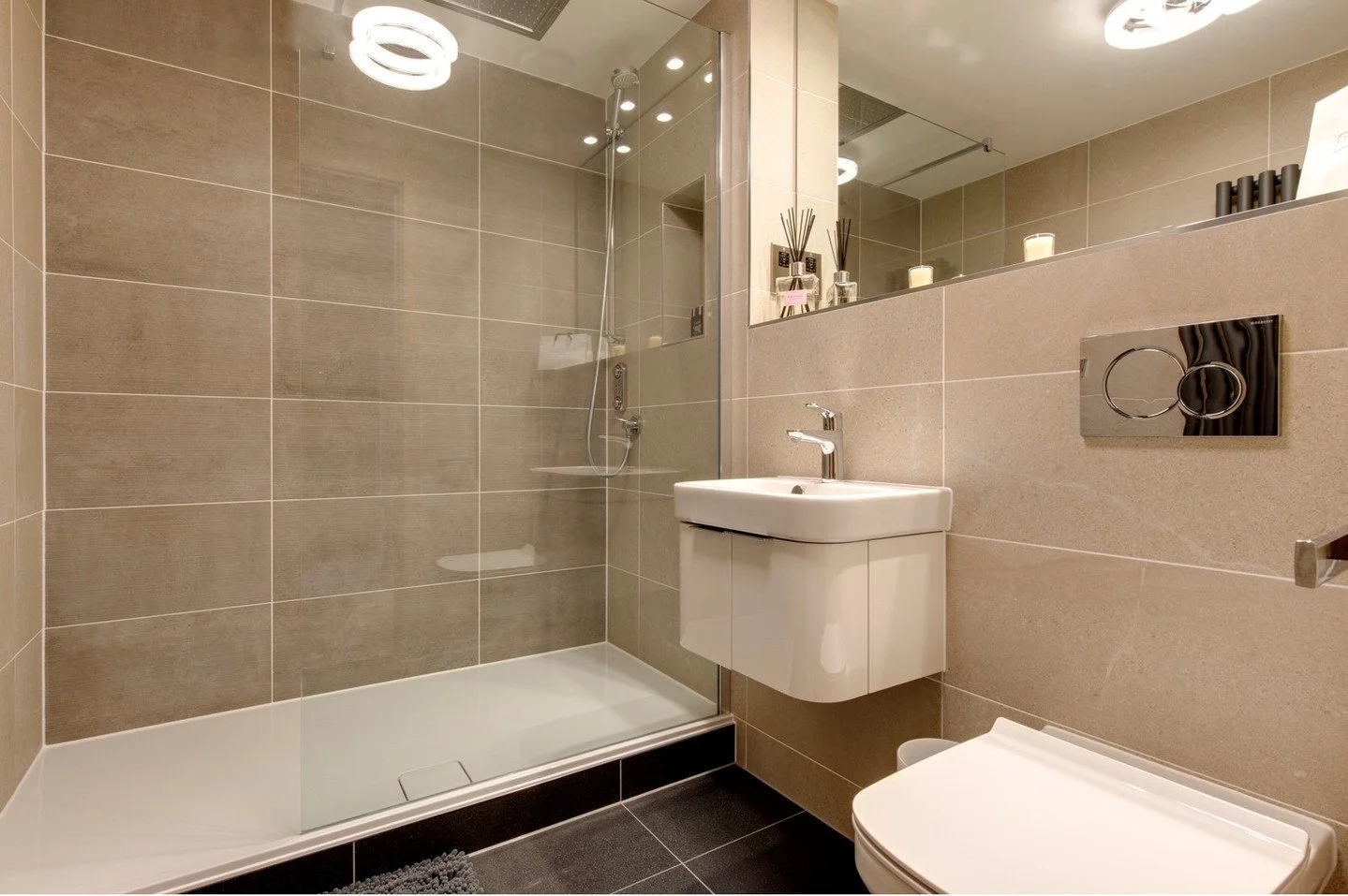 Time to relax and unwind in this modern family bathroom. Kitchens may be the heart of the home but we think bathrooms are just as important!