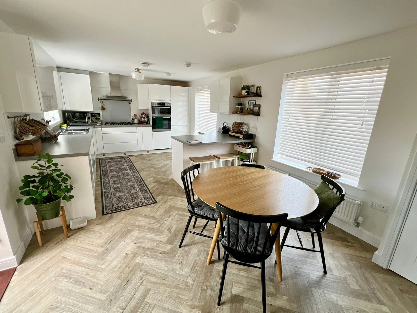 Such a beautiful family room! Open plan living is definitely very popular and in this previously let property you can see why. 

See our full list of available properties at www.maldonlettings.co.uk or by clicking  the link in our bio.