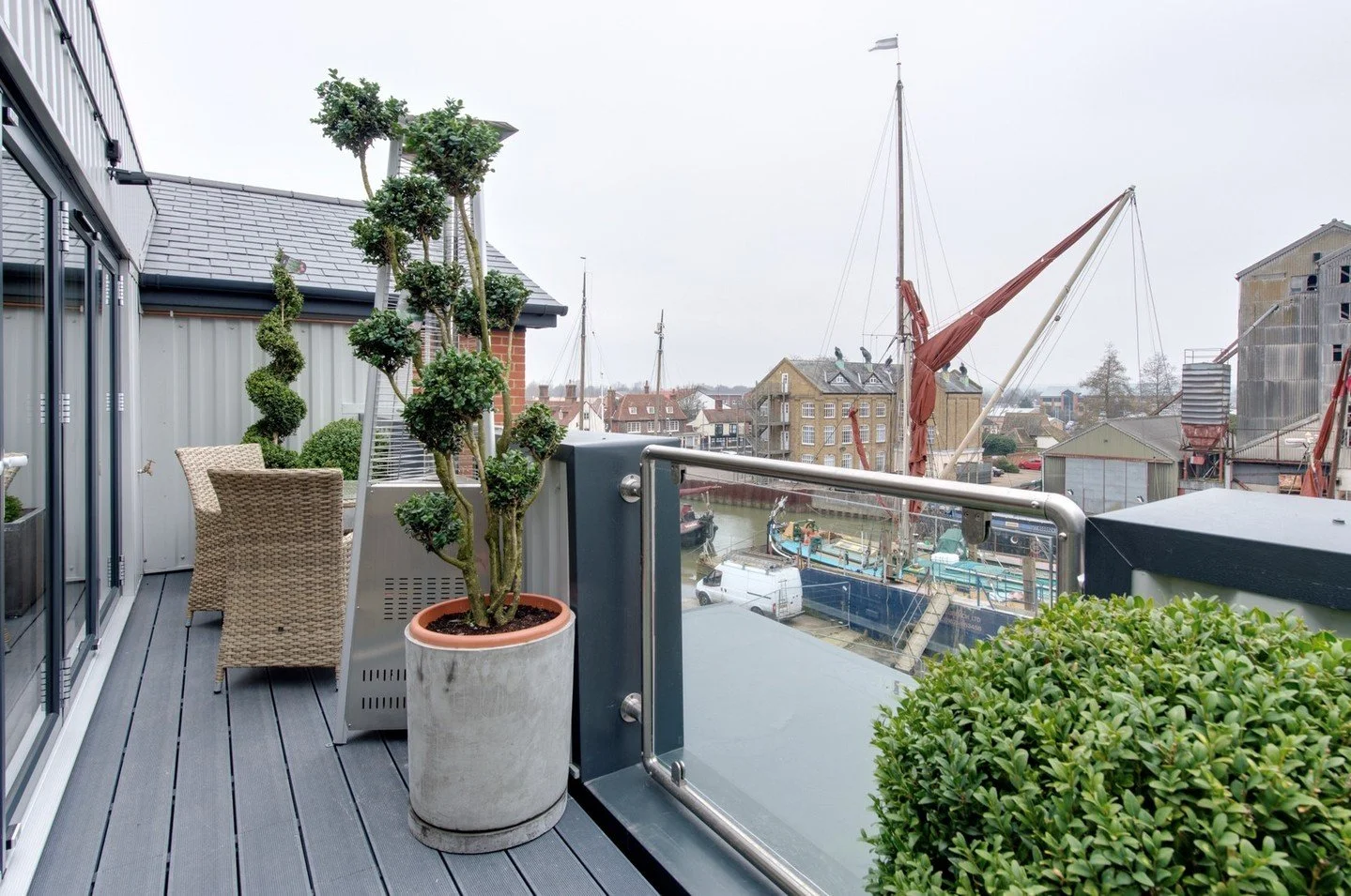 Amazing views of Chelmer and Blackwater Navigation canal
from this previously let property. Imagine enjoying your morning coffee here.....