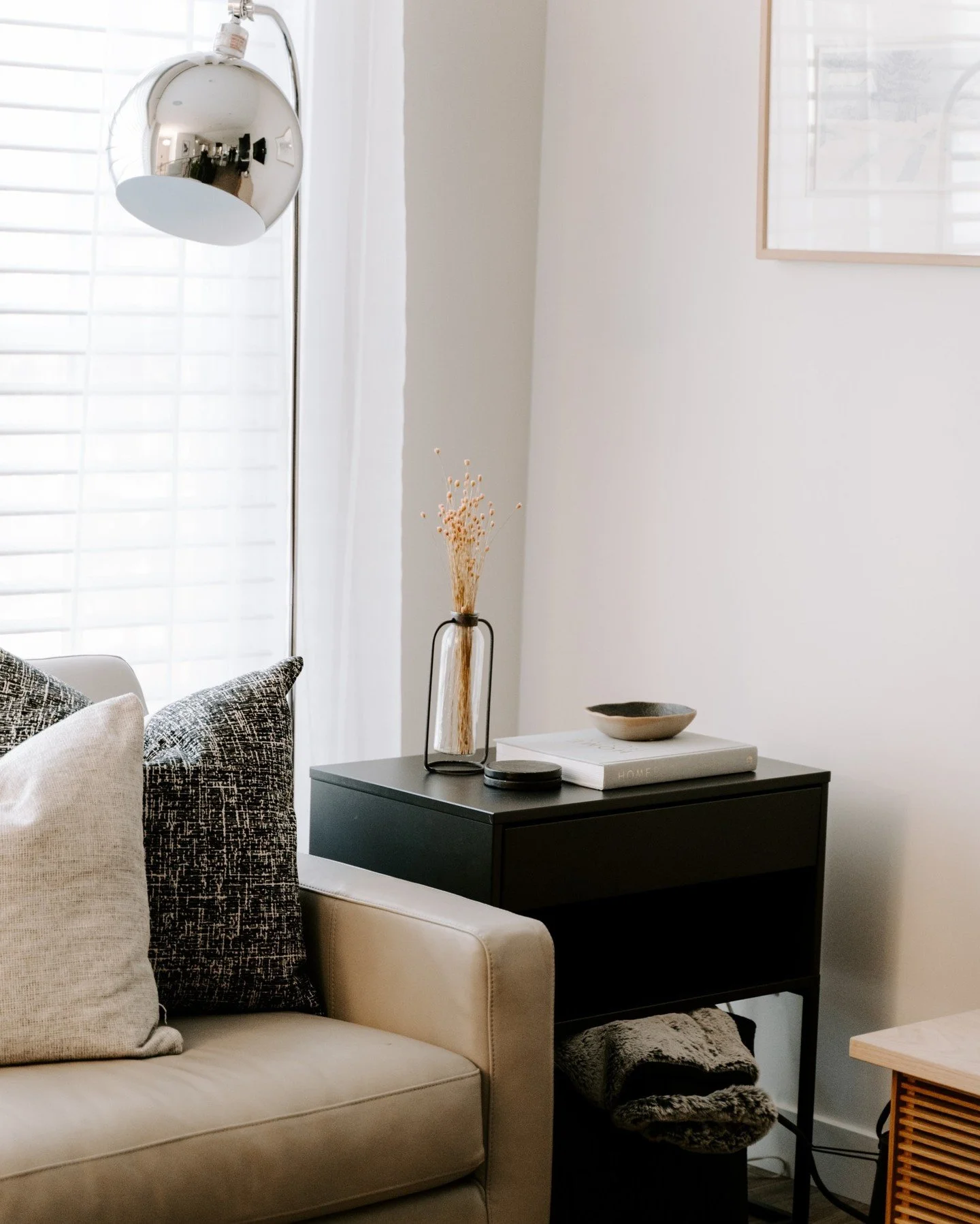 A neutral, monochrome base provides a versatile "blank canvas" that allows tenants to personalise their living space with their own soft furnishings, through decor, and furniture, making the property feel like home. This style is often reco