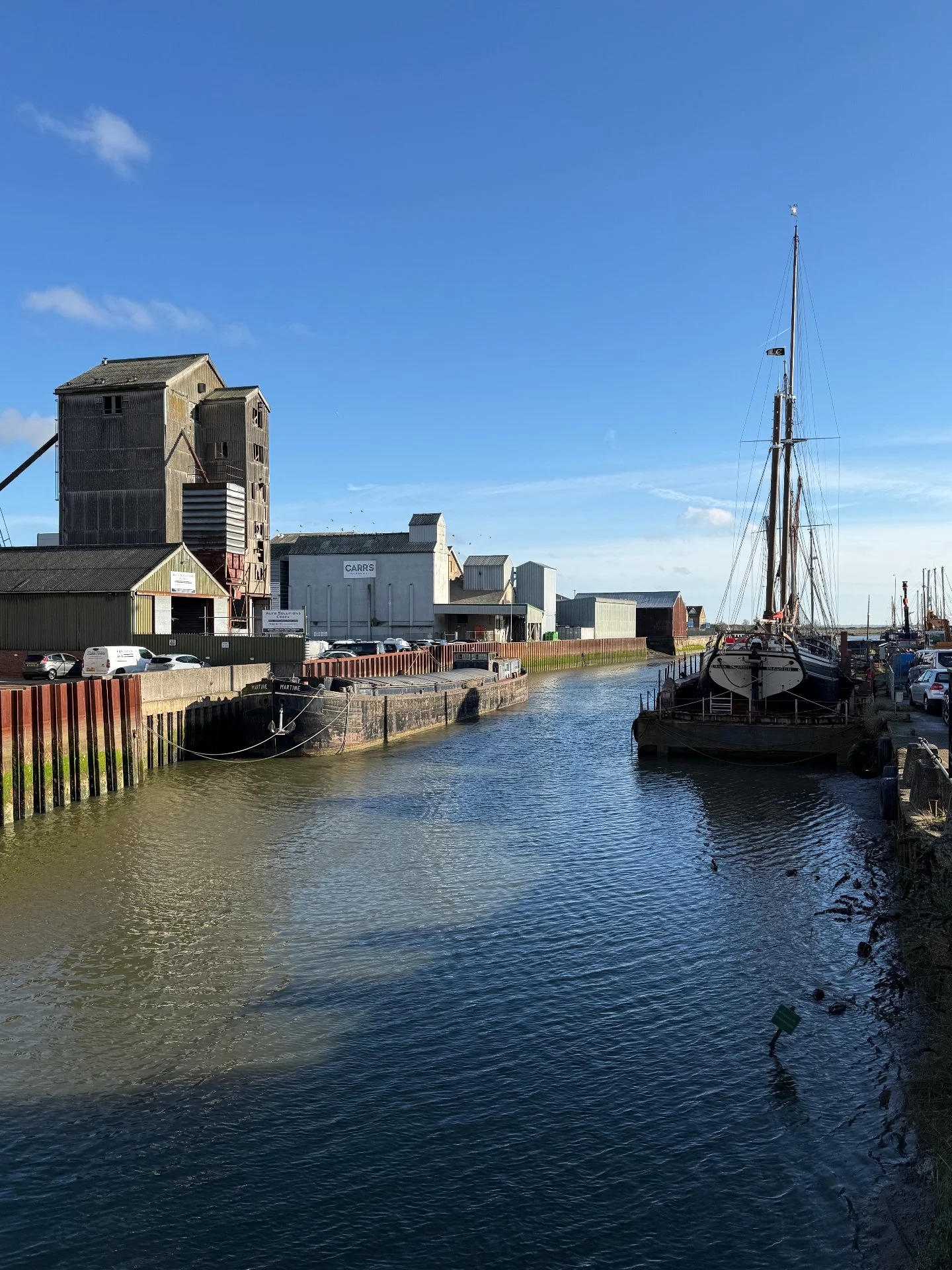 The River Chelmer flows through Fullbridge in Maldon as part of the final, tidal section of its 40-mile journey, which connects with the River Blackwater before emptying into the estuary. Historically and geographically, this area links to the Chelme