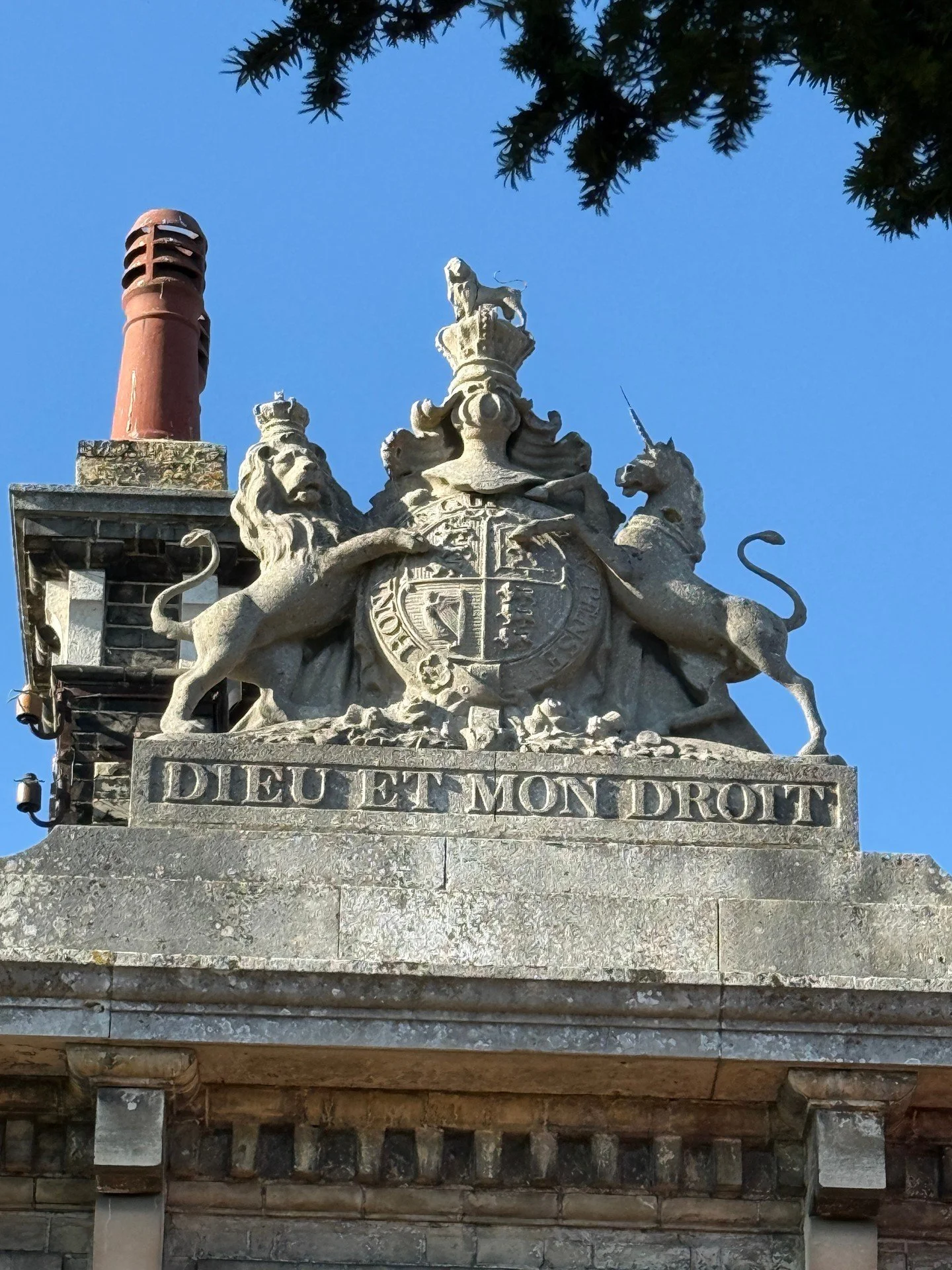 DID YOU KNOW? 🏛️

One of Maldon&rsquo;s most distinctive historic buildings is the Old Courthouse on London Road.

Built in 1858, the former County Court is a Grade II listed building, recognised for its beautiful Italianate architecture and the imp