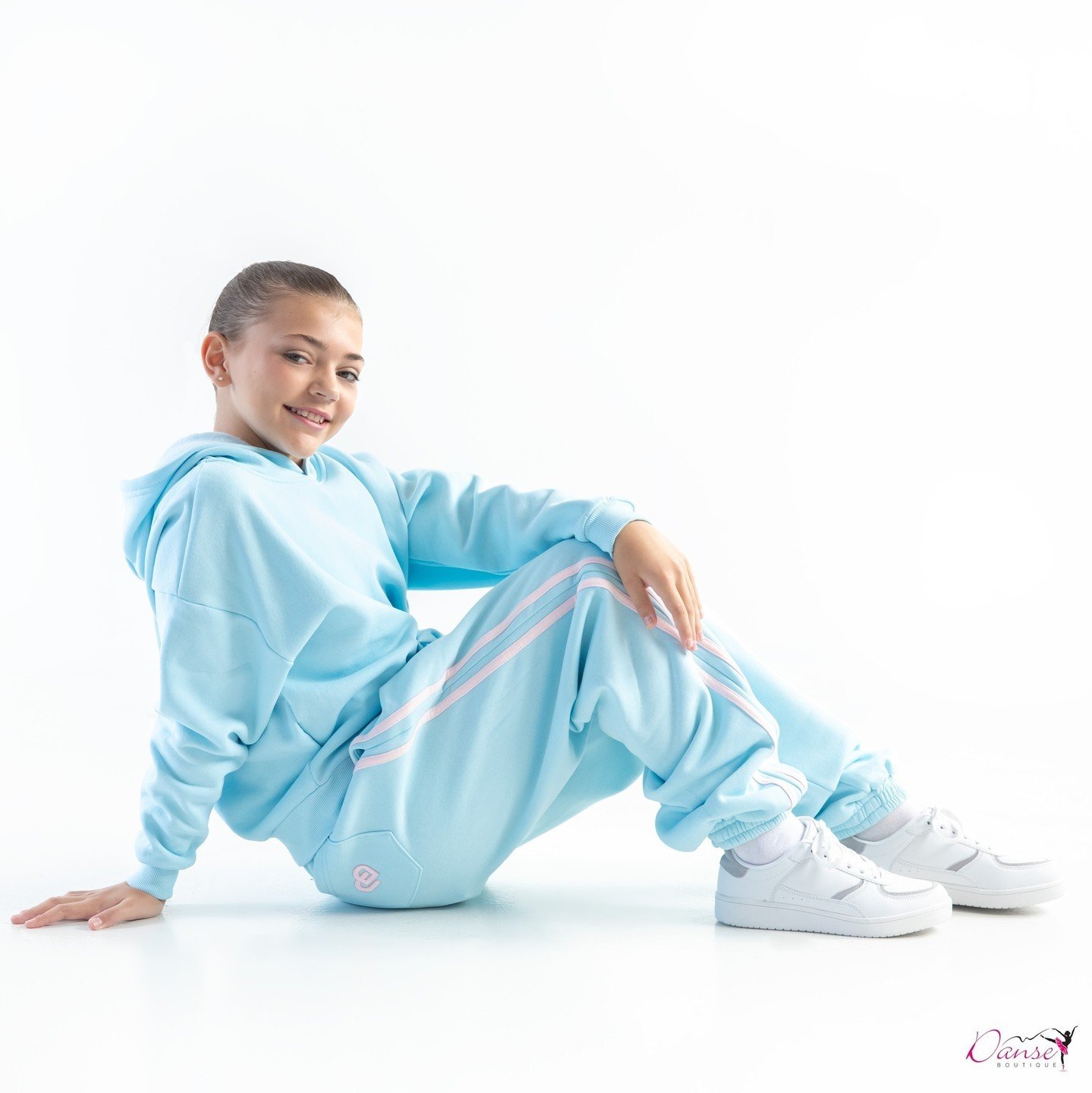 The Preppy Edit by @claudiadeancollections 💙⁠
The tracksuit of the season!⁠
⁠
📸 @yellowwood.photography⁠
#tracksuit #warmup #cozy #dancewear
