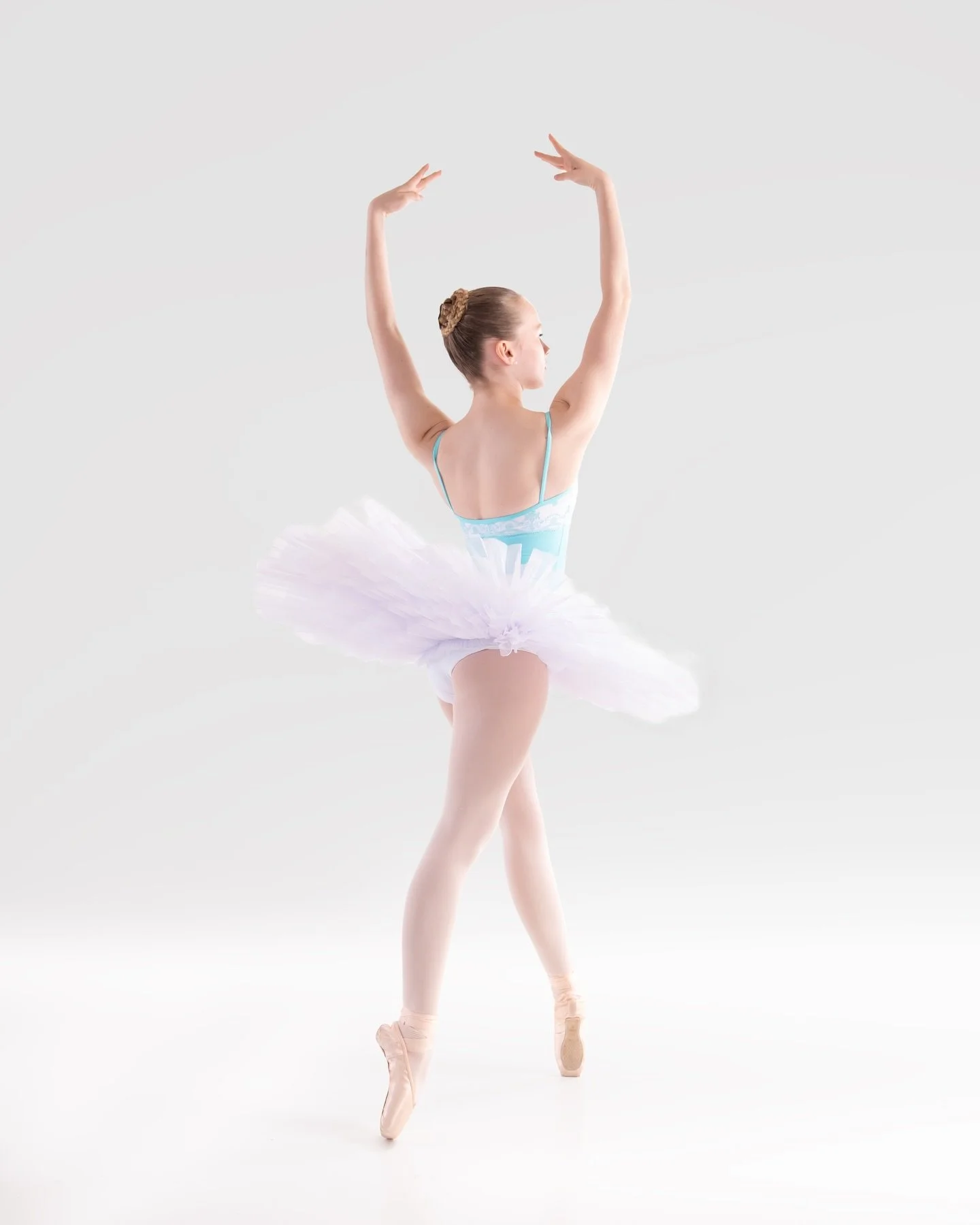 Tutu = a ballerina&rsquo;s best accessory 

Tutu @studio7dancewear 
💃 @wearmoidancewear 
🩰 @grishkoworld 

📸 @yellowwood.photography 
#ballerina #tutu