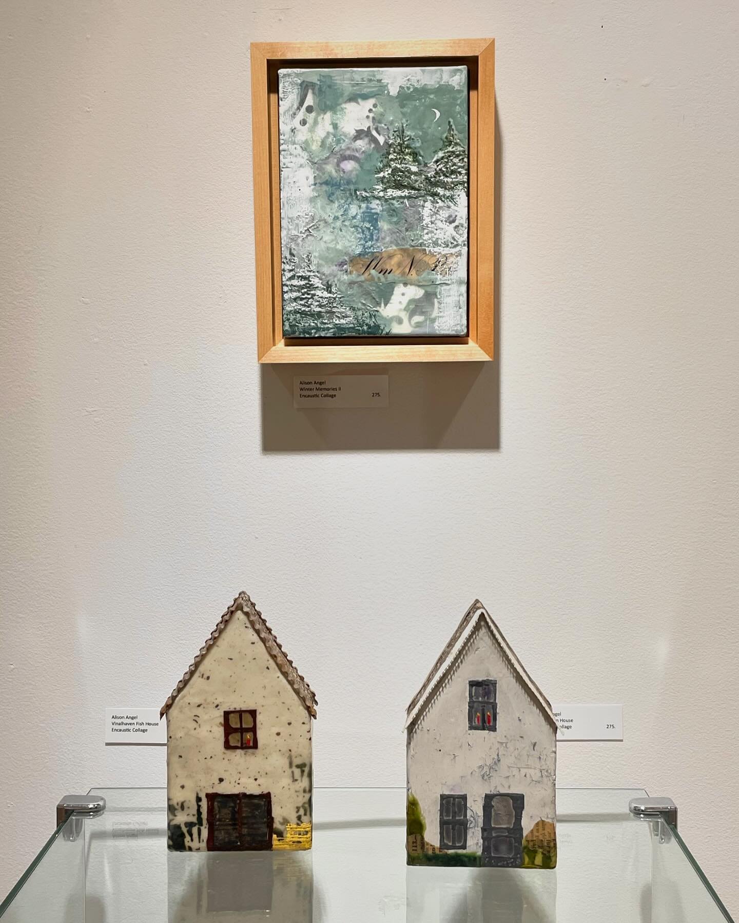New Era Gallery is bright and warm on this cold gray day&mdash;come on by for a sneak peek at some of the new work arriving for our Holiday Show! Open 10-2. #maineartgallery #maineartists #islandartists #islandautumn #holidayshow #vinalhavenmaine