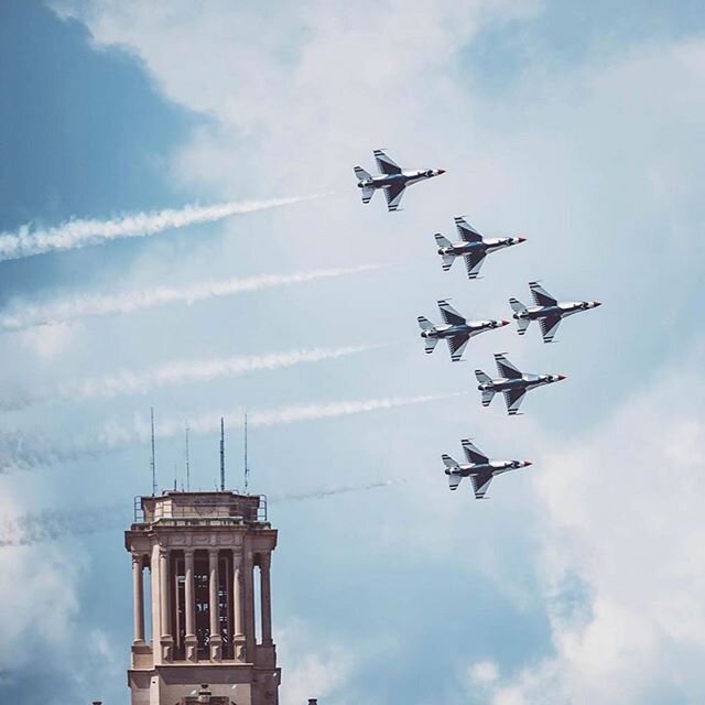 Today, the U.S. Air Force Thunderbirds @afthunderbirds ✈️ flew across central Texas skies ⛅️ in honor of essential and frontline workers. Thank you to all our #healthcareheroes ✨ @kvuenews photos #atxhospitalmeals #healthcareheroes #feedingatxheroes 