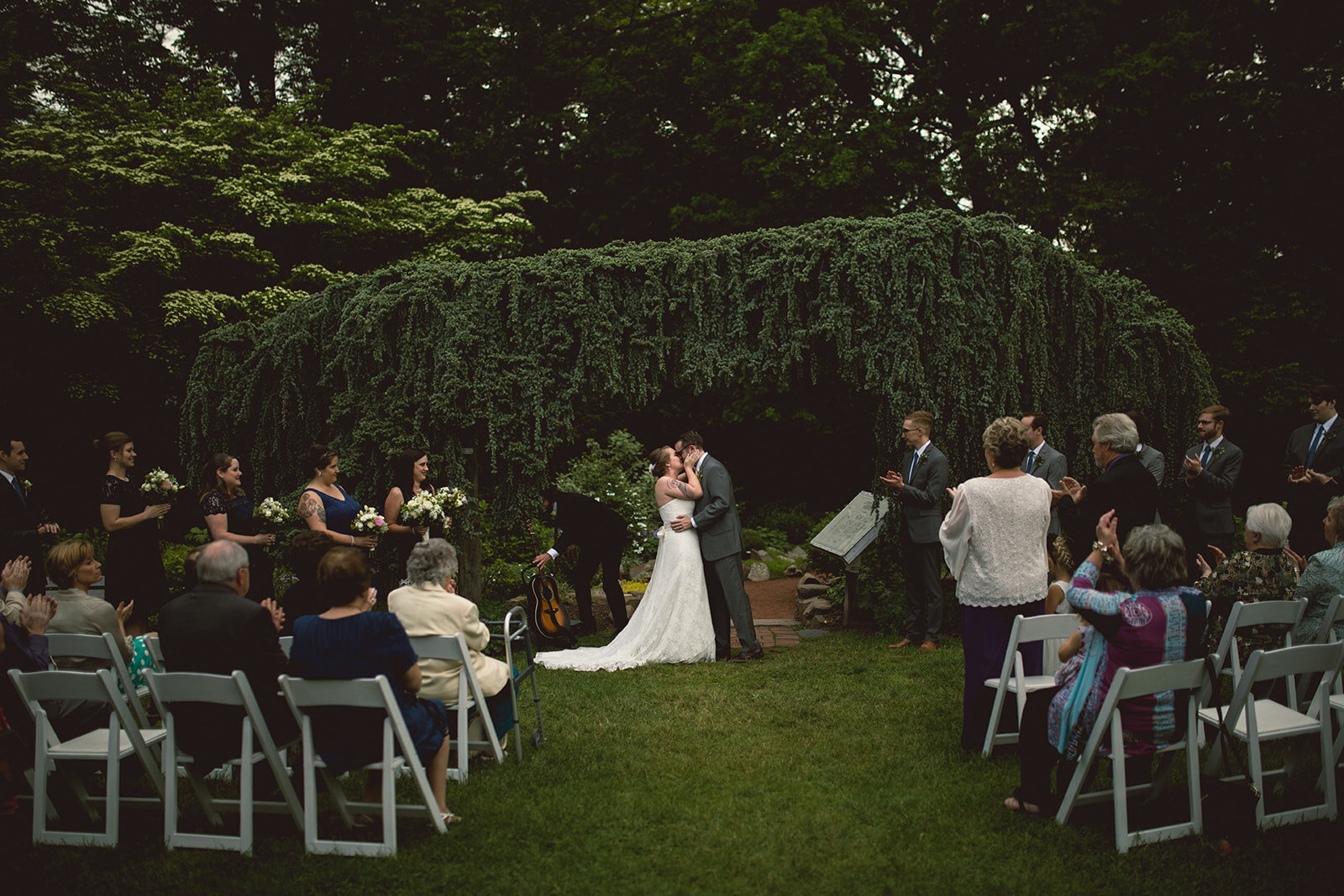 Couple kissing in Elizabeth Parks Conservatory CT Shawnee Custalowå