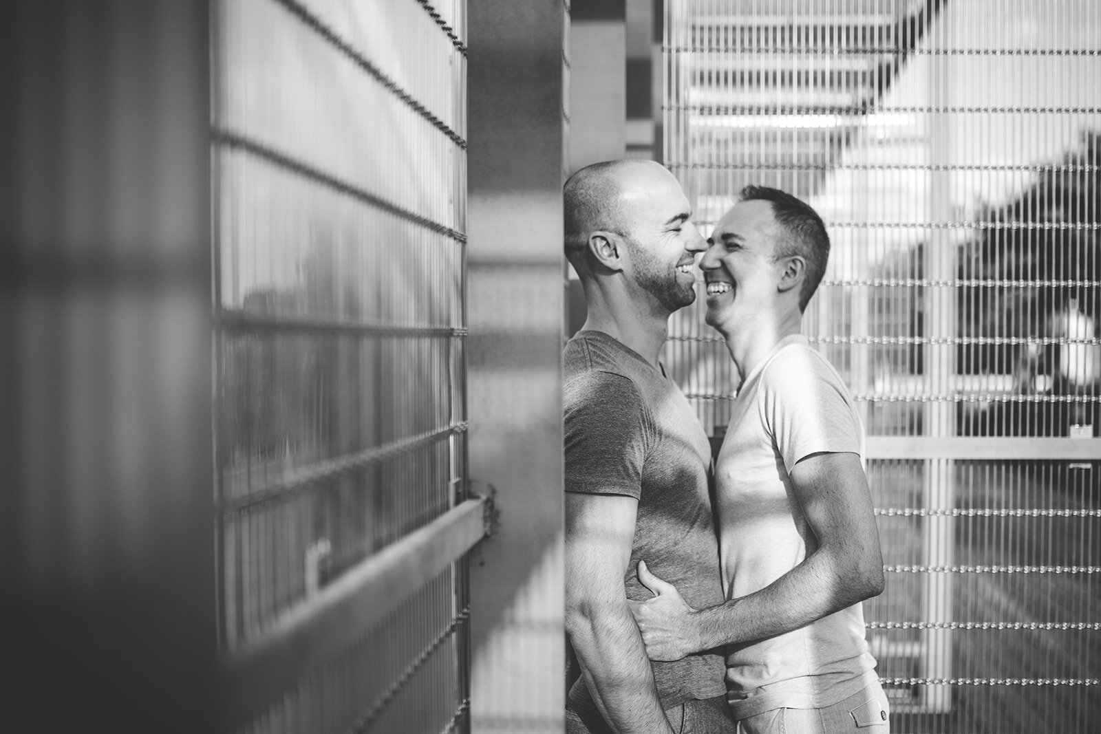 Queer couple intimately embracing at the VMFA in RVA Shawnee Custalow photography