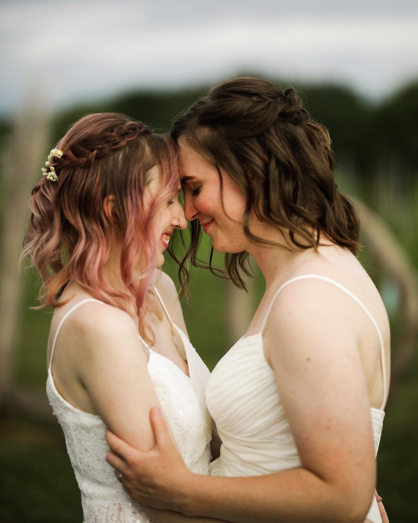 Happy wedding day to Alexa &amp; Brenda 🎉 y&rsquo;all are the sweetest and I&rsquo;m so happy you braved the giant bugs and spiders in the vineyards to capture this perfect moment ❤️

#pridemonth #pridewedding #loveislove #lovewins #queerphotographe
