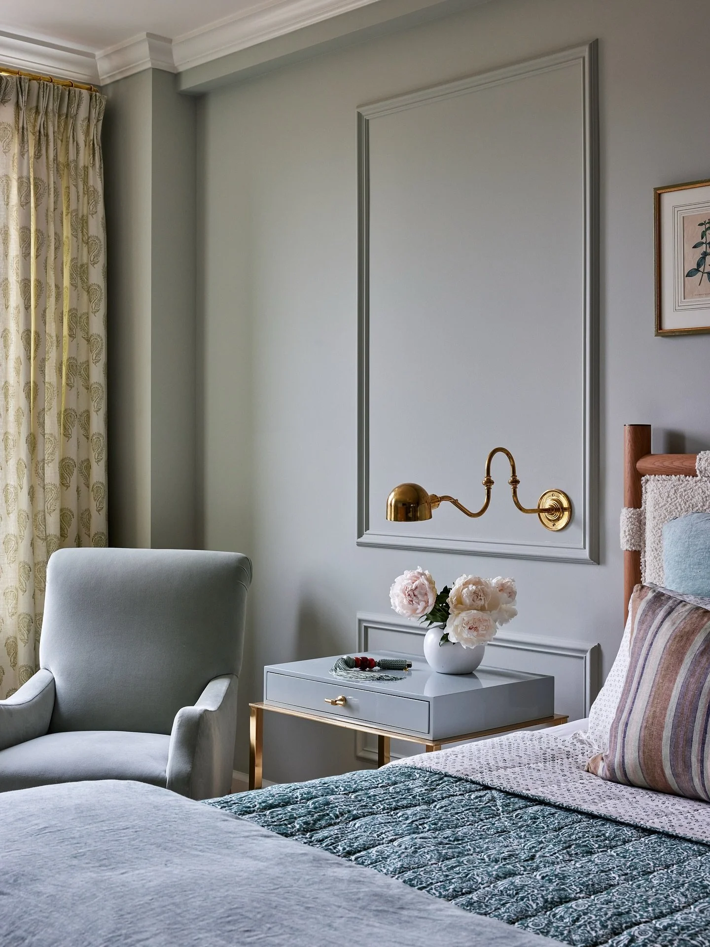A tonal study in celadon, from the watercolor handwoven rug to the velvet seating and lacquered nightstands. Proof that a tight palette can still feel layered - even in the quietest space.

Architecture: @lyonszot_dpc 
Styling: @francesfinds 
📷: @ki