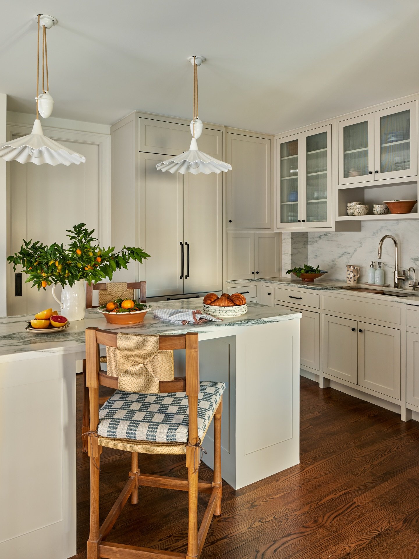 Classic proportions and quiet warmth on Park Ave. Rise and fall pendants, stools replicated from the New York Athletic Club, and the perfect milky white paint.

Architecture: @plattdana_architects 
📷: @kirstenrfrancis 
Styling: @francesfinds