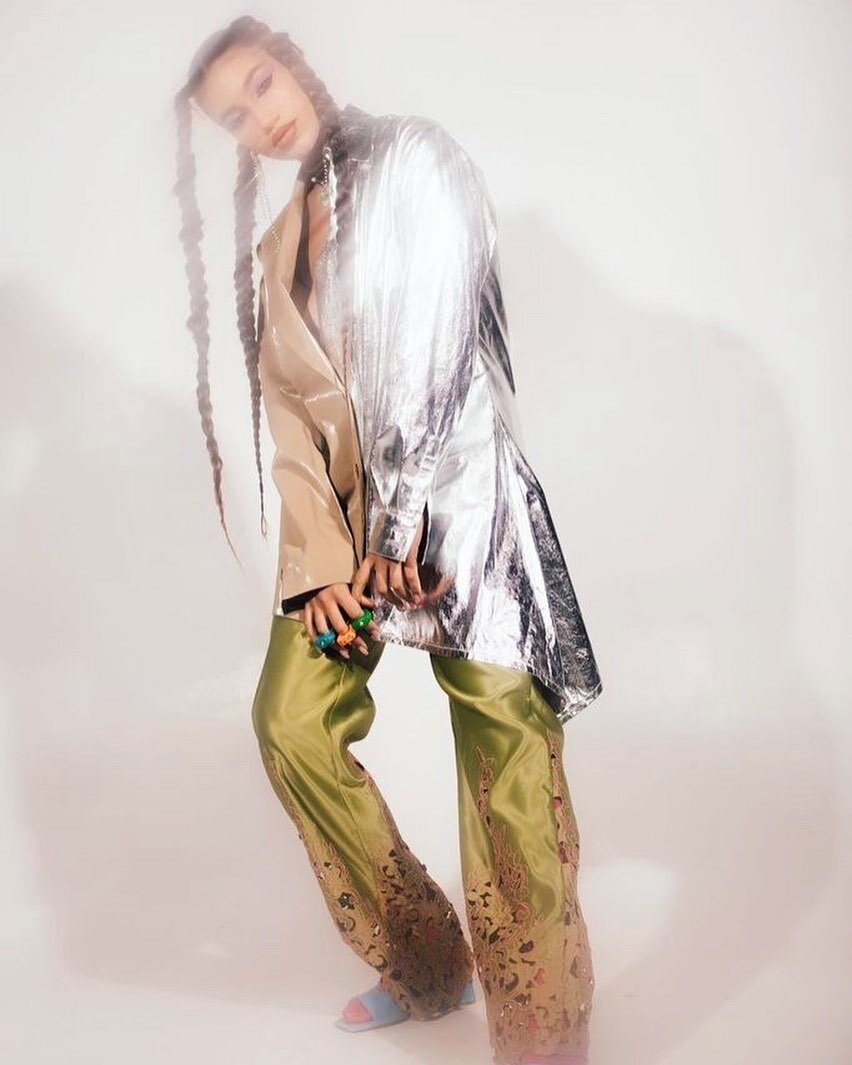 Sparkle sparkle ✨⚡️ love this styling by @iamthetreasurehunter for Zali Meets World featured in Fashion Journal @fashionjournalmagazine 

Photographer | Jade Florence @jadeflorencephoto
Model | Zali @cinamon_doll
Stylist | Tory Price @iamthetreasureh
