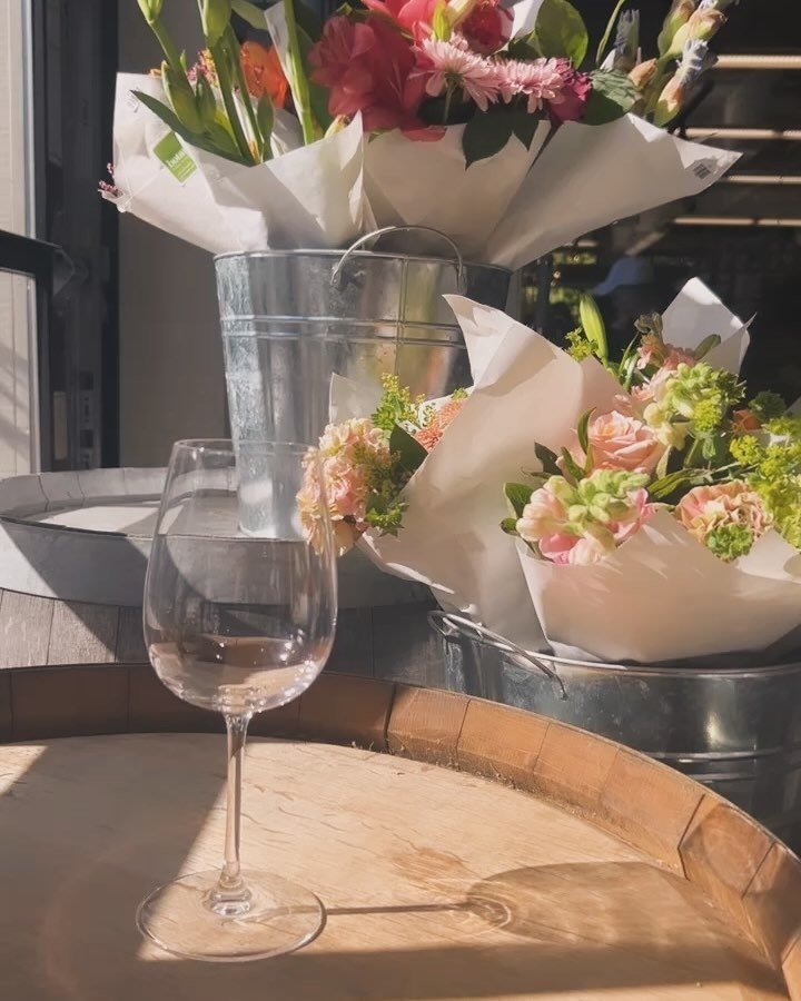 Name a better Mother&rsquo;s Day pairing: a lush @botanicafloralhome bouquet of flowers and a bottle of the new orangeish-ros&eacute; &lsquo;Jenny&rsquo; from @monumentwine, made by our Everett St. location wine steward in honor of his mom (&amp; all