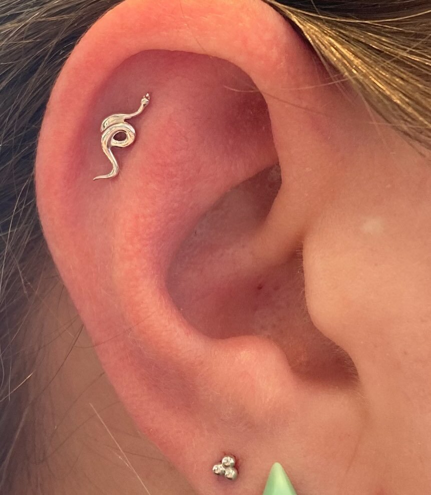 14k white gold snake helix and 2nd 14k white gold cluster piece for this clients lobe by Mariah 🐍 ✨ 

#portland #pdx #oregon #portlandoregon #pnw #seattle #photography #art #love #maine #jamaica #portlandia #pacificnorthwest #washington #pdxeats #lo