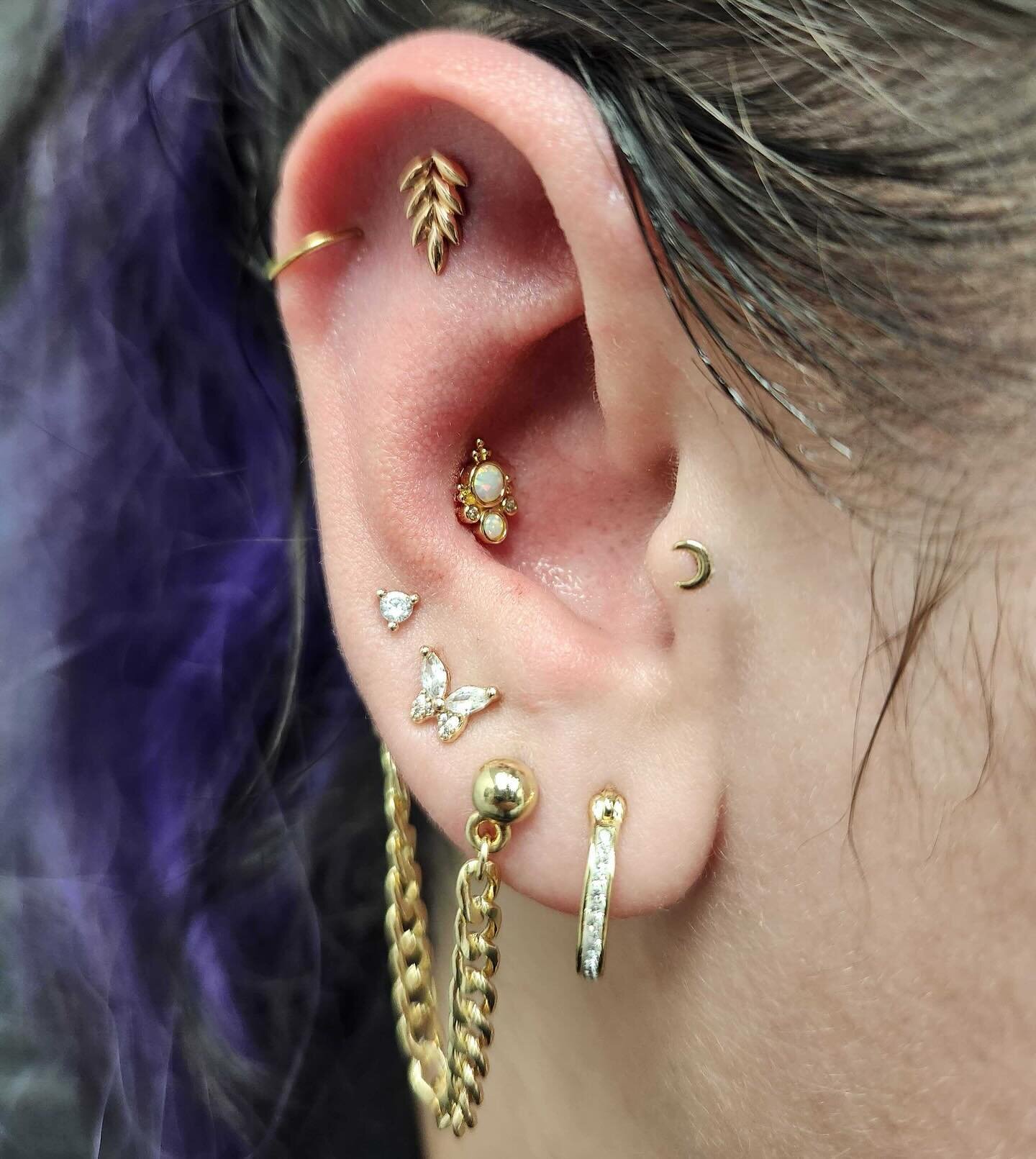 ✨Juniper gold conch and flat pierced by Onna ✨plus @leroifinejewellery handmade moon added to her healed tragus 🤩

 #smallbusiness #oregonexplored #blazers #explore #portlandrealestate #keepportlandweird #summer #traveloregon #fashion #shoplocal 
#p