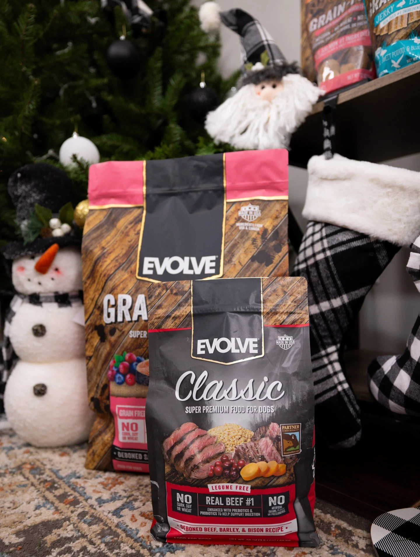 🎄✨ Stockings hung, wreath shining, and plenty of holiday cheer&hellip; but the best gifts are the ones that keep tails wagging! 🐾🎁 

This year, make sure your furry family finds Evolve under the tree. From nourishing kibble to tasty treats, it&rsq