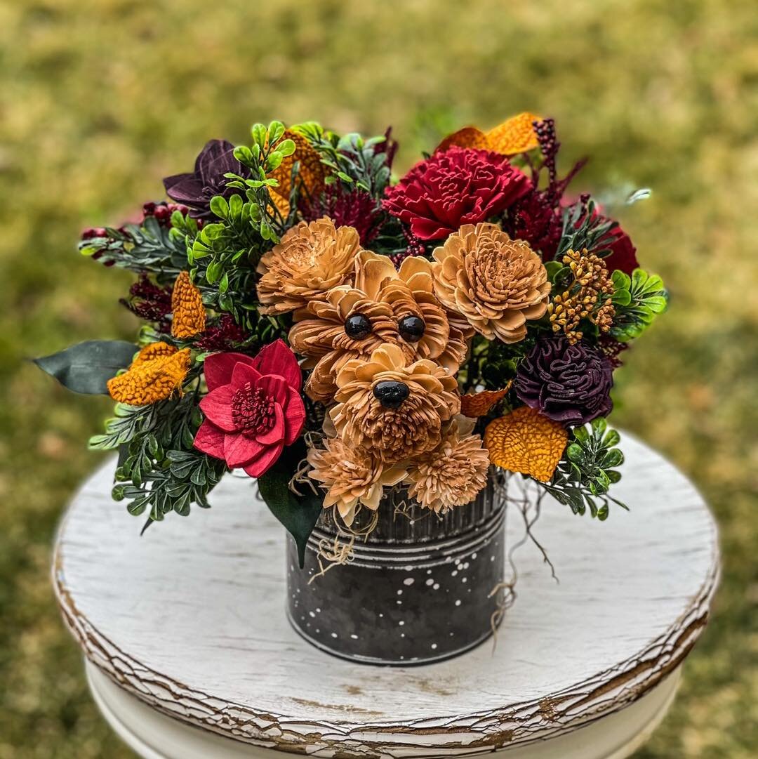 It&rsquo;s that time of the year again! 

Get a jump start on your holiday shopping this year by gifting an incredibly personal, unique and life lasting present for your loved ones! These beautiful cat &amp; dog flower arrangements are made custom fo