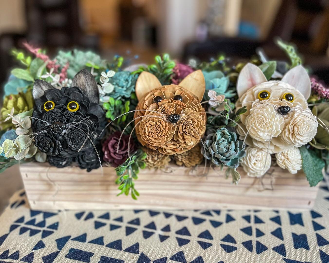 A friendly reminder that I MAKE CATS TOOOOOO! 🐱 

$35/each pet and I can ship these cuties anywhere in the US! These make incredibly thoughtful and UNIQUE gifts for the loved ones in your life, plus since they are made with wood flowers, they last f