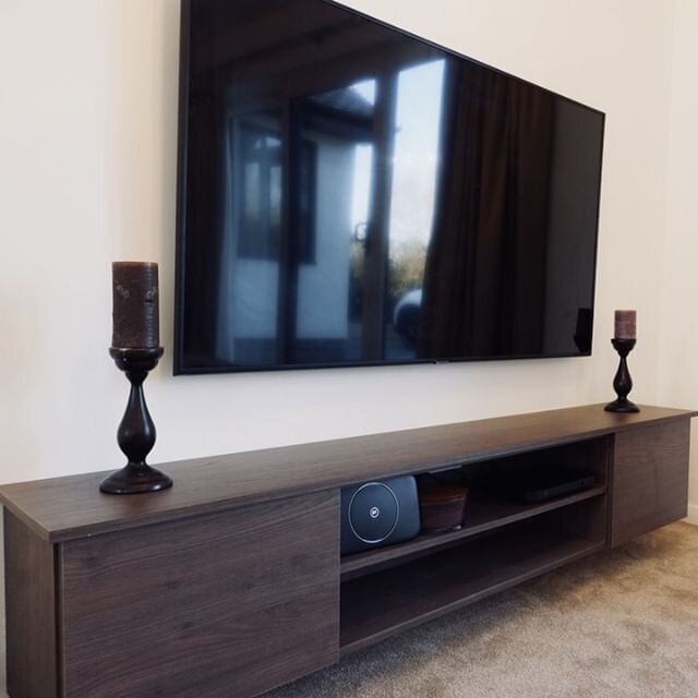 Did you know we can create living room furniture in all sorts of arrangments? With our own factory, we can provide you with simple or eye-catching fitted furniture. We use several suppliers for materials so we can offer you a tremendous range of text