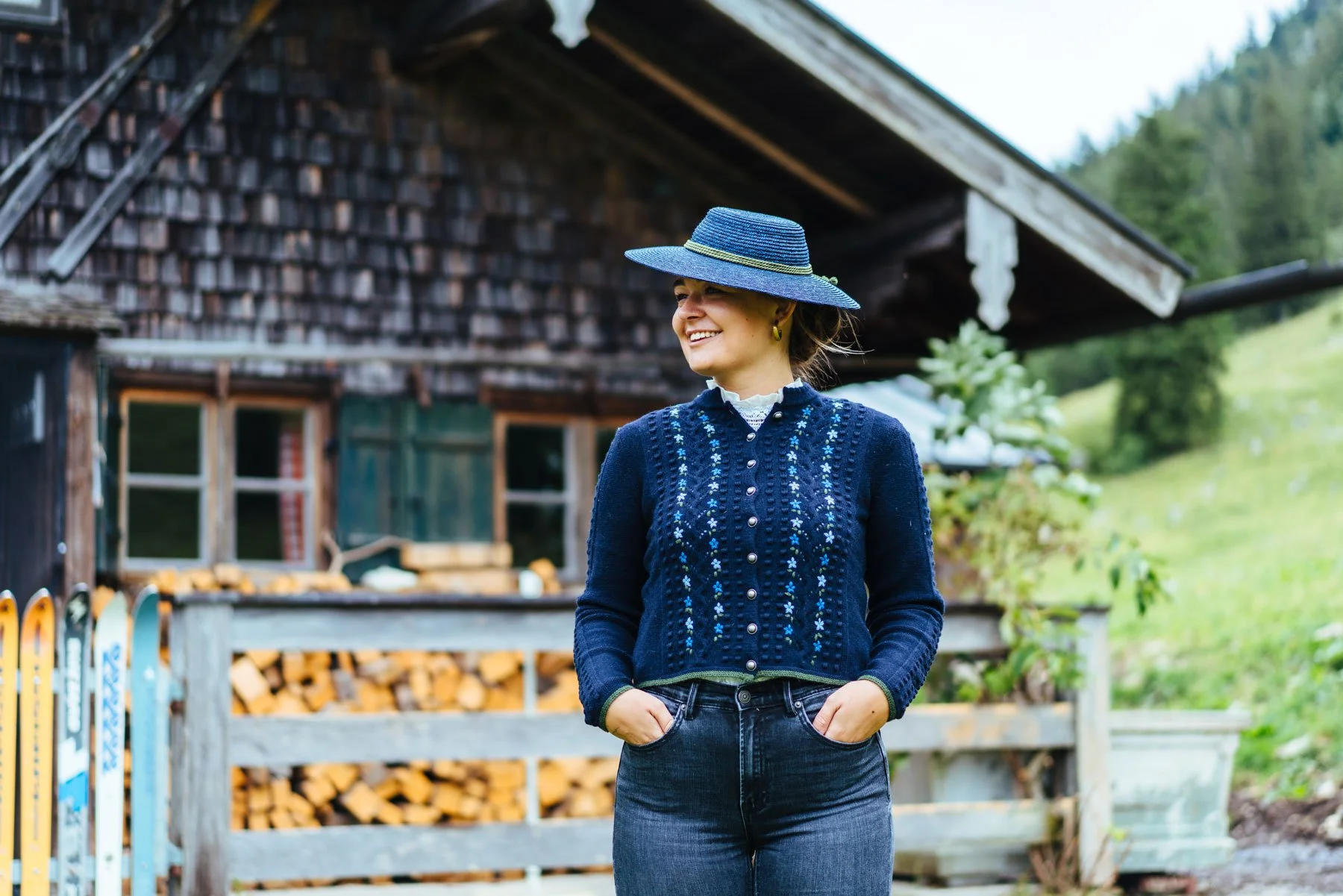 Fei scho schee Strickjacke dunkelblau Blümchen