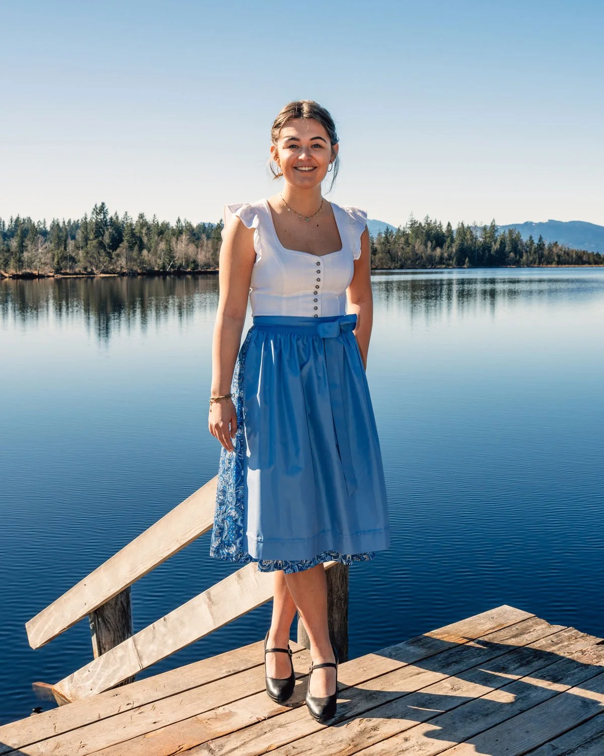 Dirndl blau - weiß mit Flügelärmel