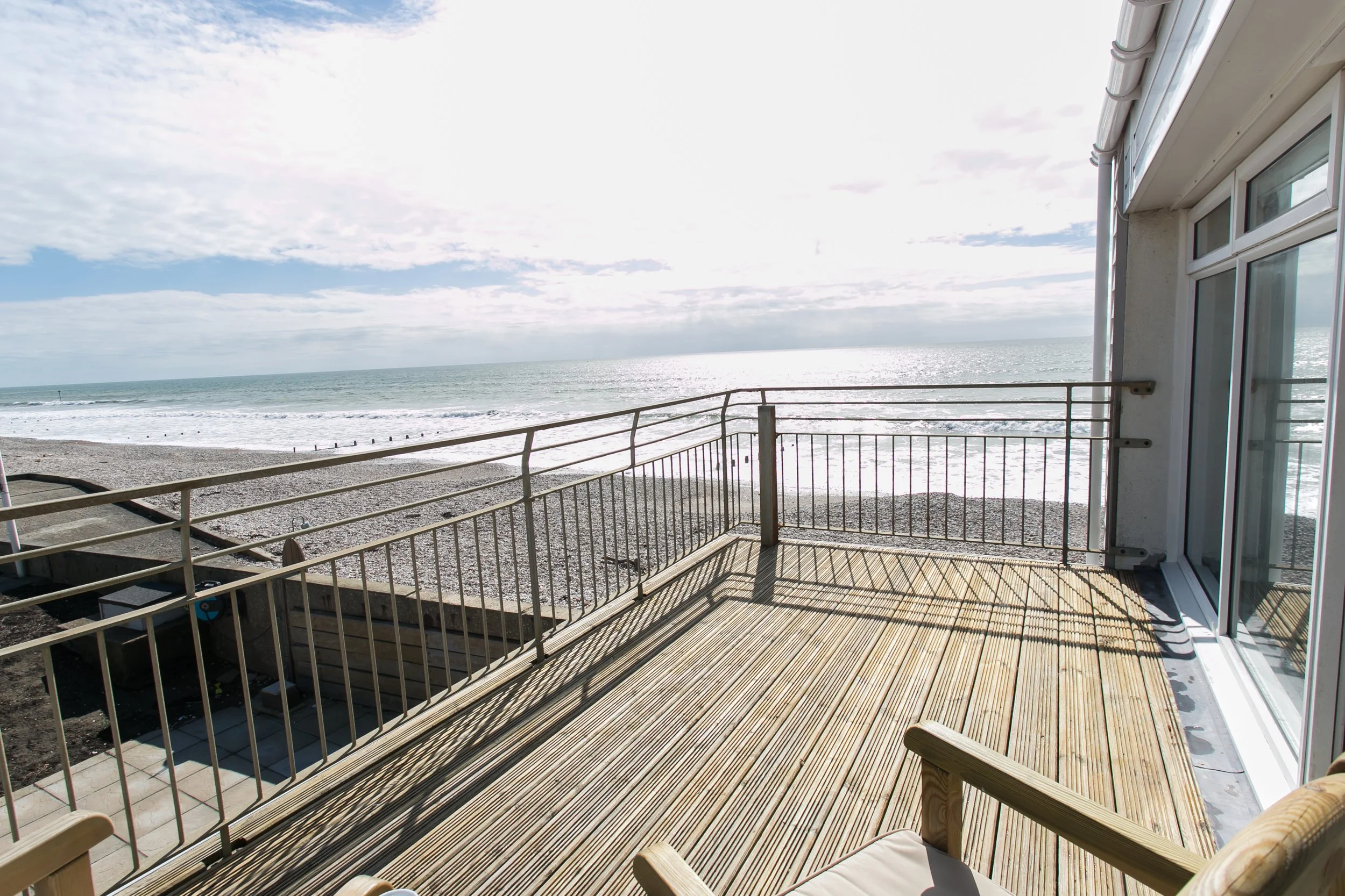 Beach front house to rent in Bracklesham Bay. Sleeps 5, dog friendly