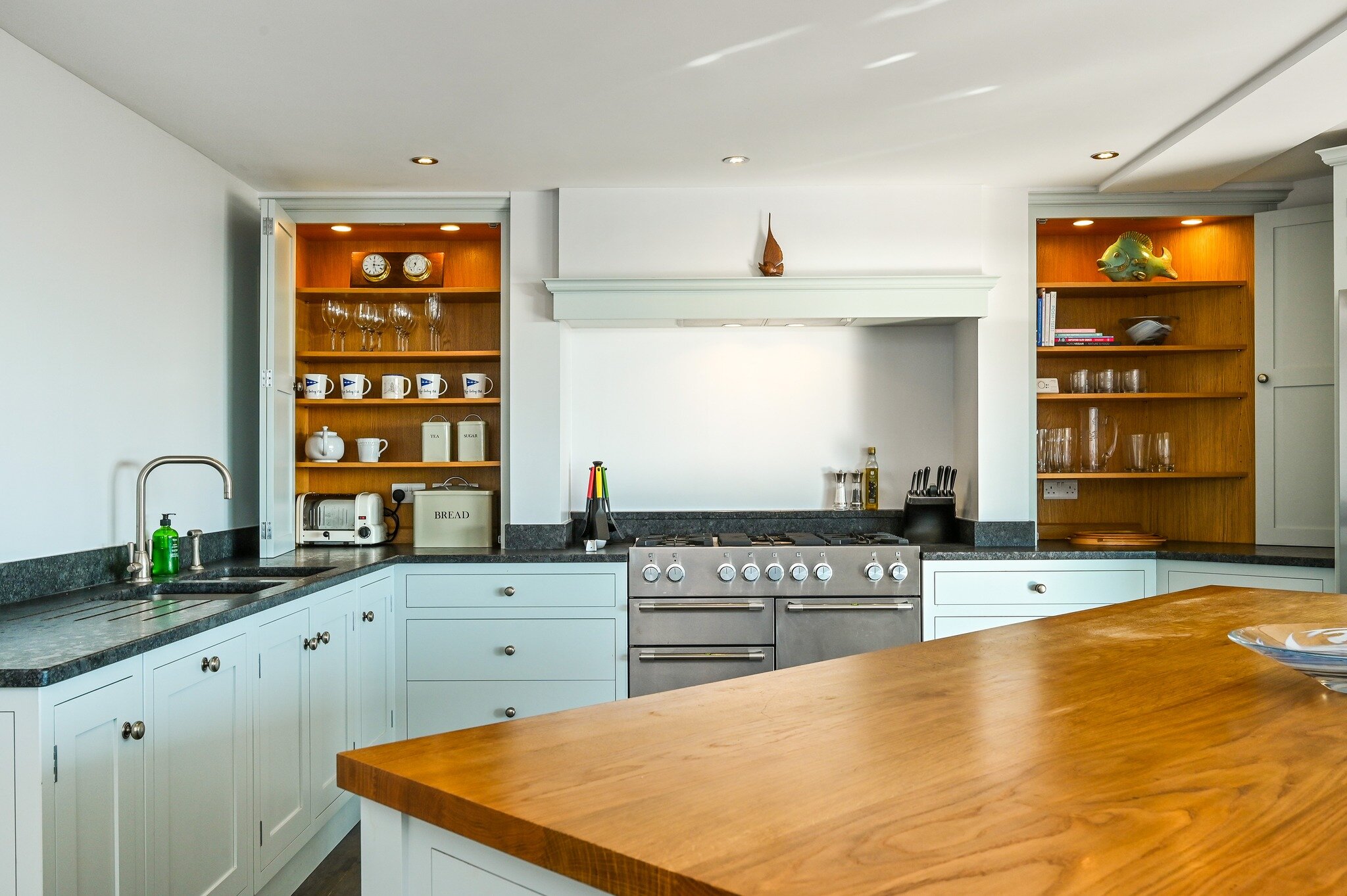 This beautiful kitchen in 'Le Var' opens straight out onto a large, decked area with the beach front beyond. What a wonderful place to spend time with family and friends. 🥰
.
.
 #beachfronthomestay #beachfronthomes #beachfrontproperty #beachfrontpro